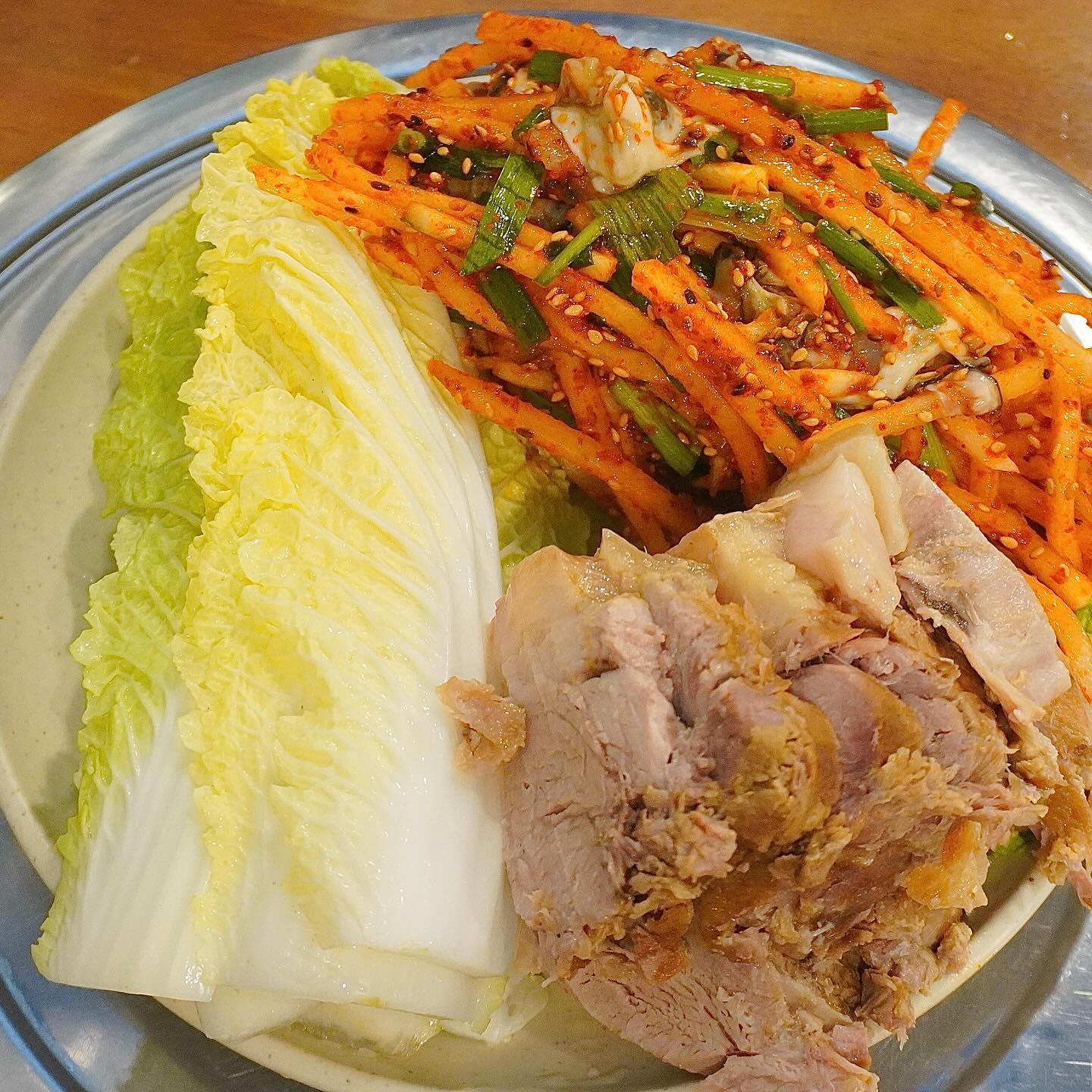 석남동 굴보쌈 맛집 목로주점❤️
예전부터 지인에게 추천 받았던 곳이라
메모장에 적어놨었는데 드디어 겨울시즌!!
굴 제철에는 굴보쌈을 먹어줘야죠☺️
근데 웨이팅이 이렇게 심할줄 몰랐었던2인..
금요일 퇴근 후 5시40분 도착했는데
이미 줄이 쫘아악- 1시간30분 대기하고 들어갔어요
번호쓰는 종이도 없어서 그냥 하염없이 기다려야돼요
근데 그만큼 진짜 싸고, 너무 맛있어서 놀랐어요🤤
보쌈 너무 부드럽고 굴은 싱싱하고🦪
맵초보인 저에게 무침이 좀 매웠지만 배추로 헹궈-
파전은 또 얼마나 따끈하고 바삭한지 미쳐따👏🏻
다들 가격 보면 놀라버릴껄요ㅎㅎ?!

👉🏻보쌈 소 19,000
👉🏻파전 9,000
#인천굴보쌈#굴보쌈#석남동굴보쌈#목로#목로주점#석남동맛집#굴#굴무침#보쌈#먹팔#맞팔#먹스타그램#인천맛집#파전