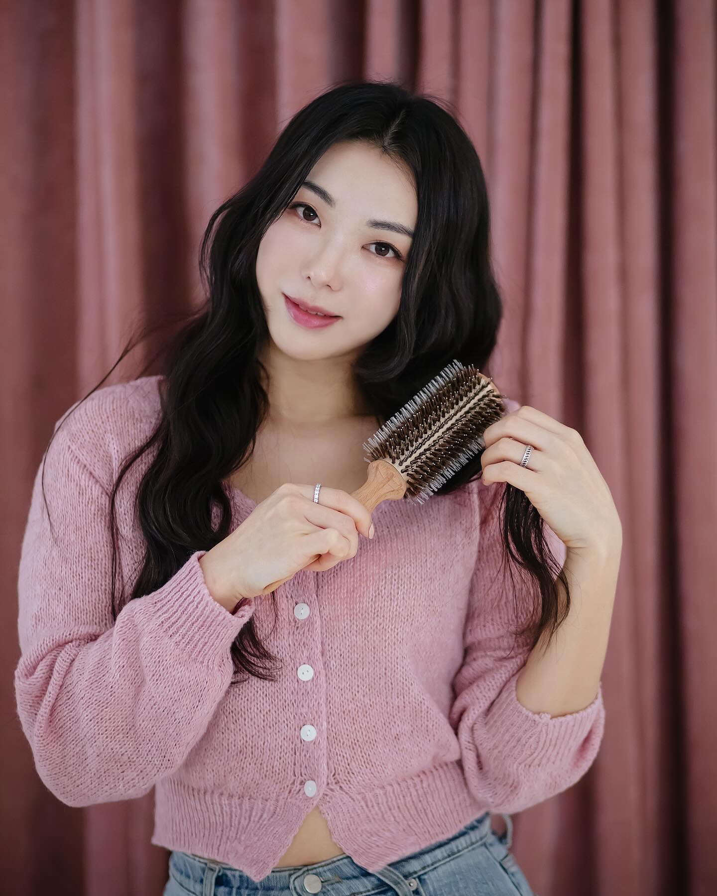 #광고 curlyshyll_official 

커리쉴의 롤빗은 소장각🤎
종류가 세가지라 뿌리 볼륨용부터 웨이브 넣을때도 
유용하고 모발 길이에 따라 골라서 사용하기 좋아요!
그립감까지 최고(*ૂ❛ᴗ❛*ૂ)

#커리쉴 #커리쉴COC #curlyshyll #헤어롤빗
