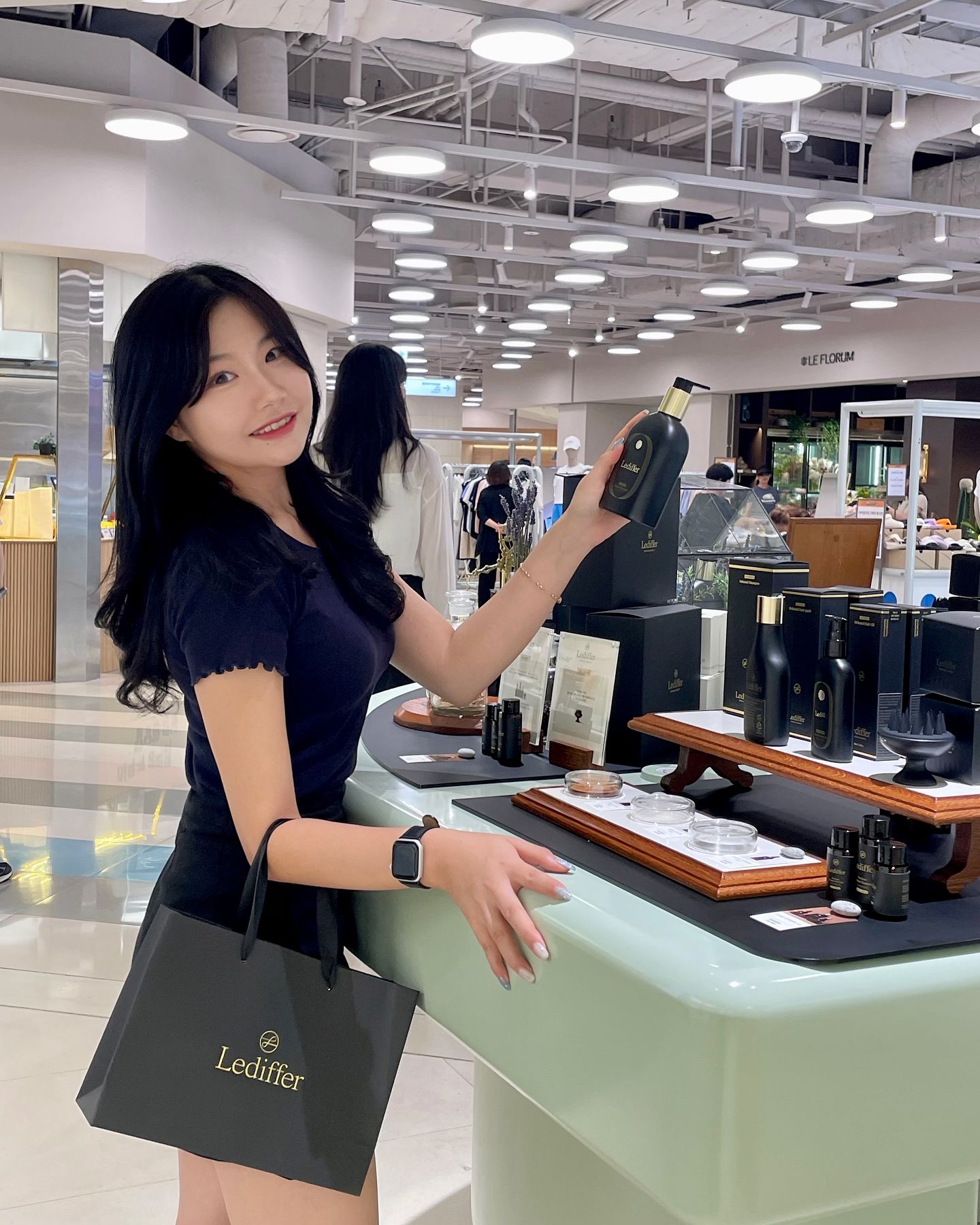 #협찬 

lediffer_official 
현대백화점 목동에서 하고 있는 프리미엄 헤어케어 브랜드 ’르디퍼‘의 첫 팝업스토어에 다녀왔는데요🖤💆🏻‍♀️

방문하면 누구나 참여할 수 있는 룰렛이벤트부터 제품 체험까지 가능해서 멀리서부터 인기가 핫한게 보이더라구요!
팝업스토어 오픈 기념으로 전제품 프로모션 5% 할인 진행부터 구매 금액별 사은품도 받을 수 있다는 사~~실✨

7월 4일에는 현대백화점 목동점 비클린 매장에 공식 입점된다고 하니, 방문해서 제품 체험해보면 좋을 것 같아요🖤

르디퍼 공식브랜드 홈페이지
https://lediffer.co.kr/

💌 장소
현대백화점 목동점 비클린 매장
💌 일정
6/27~6/30
11:00-20:00
💌 현장이벤트
르디퍼 룰렛 이벤트
현장 할인 이벤트

#르디퍼 #lediffer #천연성분 #탈모완화 #샴푸 #현대백화점 #비클린 #현대백화점팝업 #천연샴푸 #르디퍼샴푸 #안전한성분샴푸 #탈모샴푸 #탈모방지 #팝업스토어