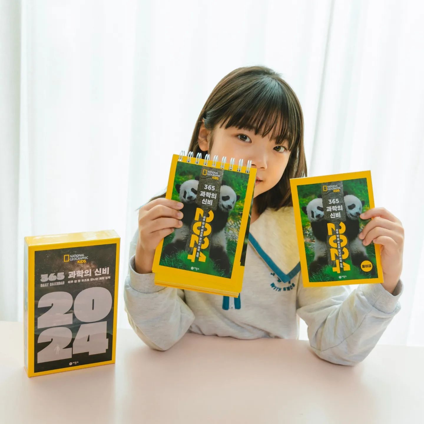 #협찬 birbirs

#비룡소
⠀
날씨가 너무 추워 집콕하며
하윤이가 좋아하는 책 실컷보며
주말을 보냈어요📚
⠀
책 중에서도 
특히나 과학책을
좋아하는 하윤이라
[365 과학의 신비 2024]라는 책을
신나게 보았다죠🕶
⠀
교과 연계로 학습에 자신감을 쑥쑥
올려줄 수 있는 내용과 풀이집이 수록되어있고
책상위에 올려두고 대자연을 만나볼 수 있는
내셔널지오그래픽의 고화질 사진으로
알찬 내용이 가득한 책이에요!
⠀
과학퀴즈 형식이라
하윤이는 눈빛을 빛내며 
열심히 풀어 보았는데
생각보다 많이 맞춰서 넘 신기했다죠📚
⠀
거기다 고퀄리티 케이스 포장으로 되어있어
선물용으로도 정말 딱이라!!
하윤이는 다른 한권은 책 좋아하는 베프에게
선물해주기로 했어요😆
⠀
친구도 선물받고 재밌게 읽어주기를🎅
⠀
⠀
⠀
#내셔널지오그래픽키즈 #365과학의신비 #2024캘린더