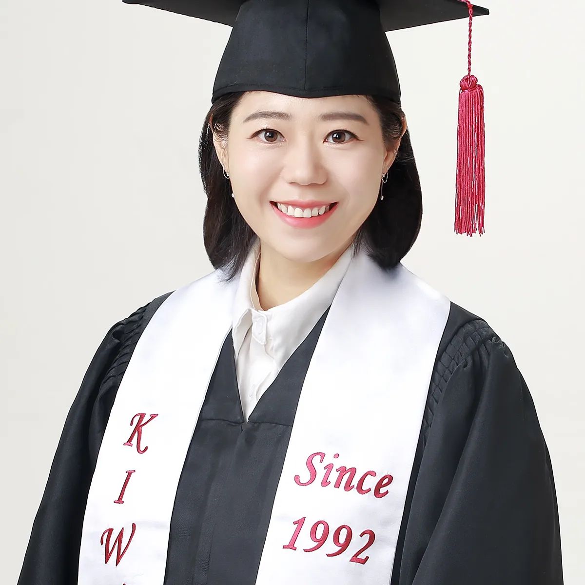 2/3 졸업했어요~

학생들 반대로 졸업앨범이 없는 학교라 사진관에서 따로 학사모 사진 찍었어요~ ㅎㅎㅎ

20년 전 졸업할때와는 다르게 뭔가 울컥!

결코 쉽지 않았던 4년이었어요~

실습만 1,000시간 이상...

많이 울었고 미칠만큼 힘들어서 다시 하라면 절대 못하겠지만 다 끝낸 지금은 많이 개운하고 후련합니다~!

간호사가 되고 싶어서 간호학과에 입학한게 아니라 '아무거나 공부'가 하고 싶어서 온거라 임상 생각은 없었지만 어쩌다보니 병원에서 일을 하게 됐어요~ 3월부터!

신랑은 3일 예상 한다는데... 그래도 일주일 이상은 버텨보려구요 ㅋㅋㅋㅋㅋ

길게 일할 자신은 없어요~ 크크

무튼 2주 후에 국시 발표만 나면 진짜 끝이에요~

행복합니다!!!

부록.
20년 전과 지금 ㅋㅋㅋ, 엄마와 딸