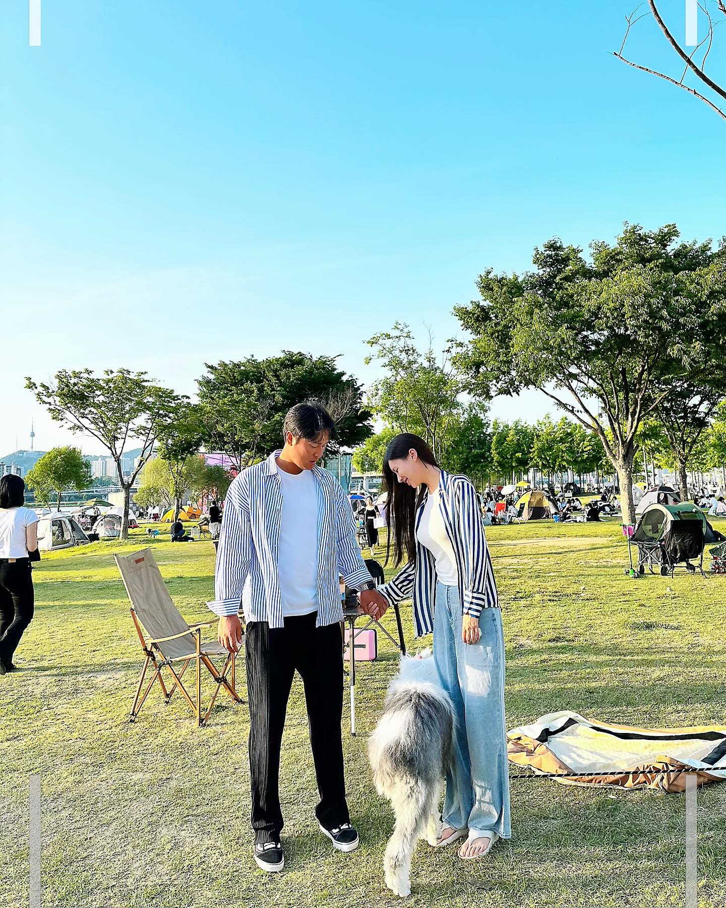 .
우리의 힐링데이
모두들 지친 하루하루를
견디고 이겨내고
잘하고있다 잘버티고있다❣️
하루쯤 여유롭게 바람쐬며 살아가자
행복한 날들을 하나씩 추가하기😘
.
#힐링 #한강공원 #나들이
#여유 #반려견 #가족
#대형견 #대형가족 #박밍키
#요술공주밍키 #여름