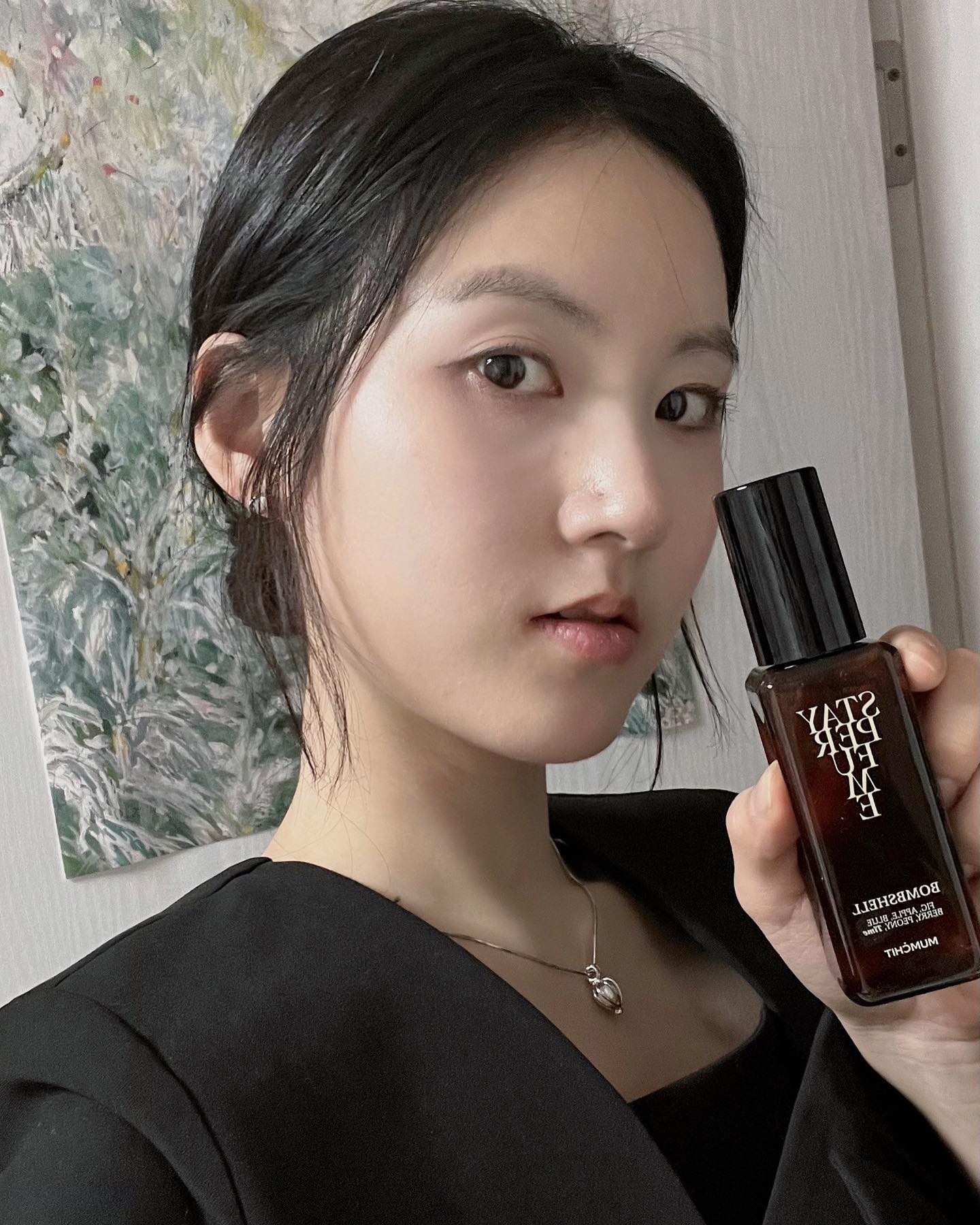 #광고 
스테이 퍼퓸의 밤쉘 향수를 사용하였는데요. 달콤한 프룻티 향이 부담스럽지 않게 감기는 느낌이 너무 매력 있어요.

밤쉘은 무화과의 산뜻 달콤한 향을 구현했는데요. 특히 은은한 잔향이 기분 좋아요. 덕분에 향이 지나치게 강하면 머리가 아픈 사람들에게 너무 적합해요. 그리고 잔향 덕분에 다른 향수와 레이어링해도 무척이나 좋을 것 같습니다.

마지막 사진에서 보이는 대로, 이런 잔향에 대한 자신감을 패키지에서 보여주는 문구까지!

휴대하기 좋은 컴팩트한 사이즈와 남들 앞에 꺼내보였을 때 뿌뜻한 예쁜 패키지까지 맘에 들어요.

스윗한 무화과 향인 밤쉘 외에도 다채로운 매력을 지닌 향들이 있으니 올리브영에서 시향 한번 어떠세요?🌿

#스테이퍼퓸 #잔향향수 #휴대용향수 #포켓향수 #지속력좋은향