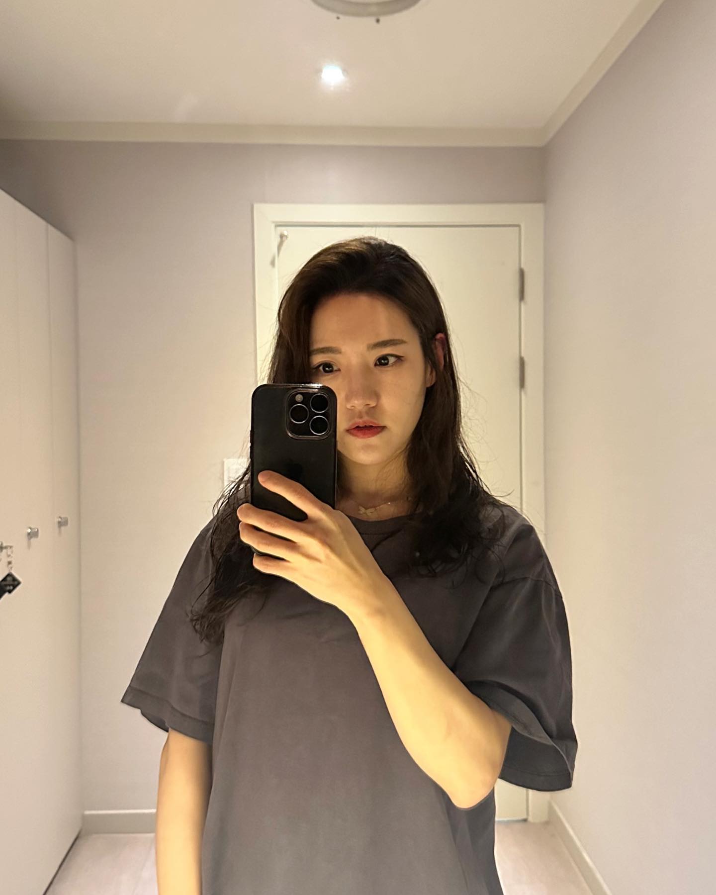 #협찬

요즘 머리카락이 많이 빠지고 두께도 얇아지는게 느껴져서 
두피관리 전문인 닥터모다르에서 정밀검사 받아봤는데요

아침에 머리 감고 머리를 안 말리는 평소 습관 때문에
각질이 많고 두피 밸런스가 무너져 있어
관리가 필요하다는 진단을 받았어요

저녁에 머리 감고 머리는 다 말려야 한다는걸 알면서도
귀찮아서 안했는데 육안으로 결과를 보니까 
제 머리지만 너무 지지한거 아니겠어요?!??😅

생활습관 개선의 필요성을 느끼며 관리 스타트!

아로마 오일을 이용해 긴장을 풀어주고
다리 공기압 마사지를 받으며 두피마사지, 스케일링을 진행 후
스팀기기를 이용해 모공을 열고 묵은 각질을 불려줘요

샴푸실에서 각질과 노폐물을 씻어내고 
두피미스트 분사후 몇 가지 과정을 거치면 관리 끄읕!

#닥터모다르 #닥터모다르서초양재점 #강남탈모관리 #강남두피관리 #두피관리 #탈모관리