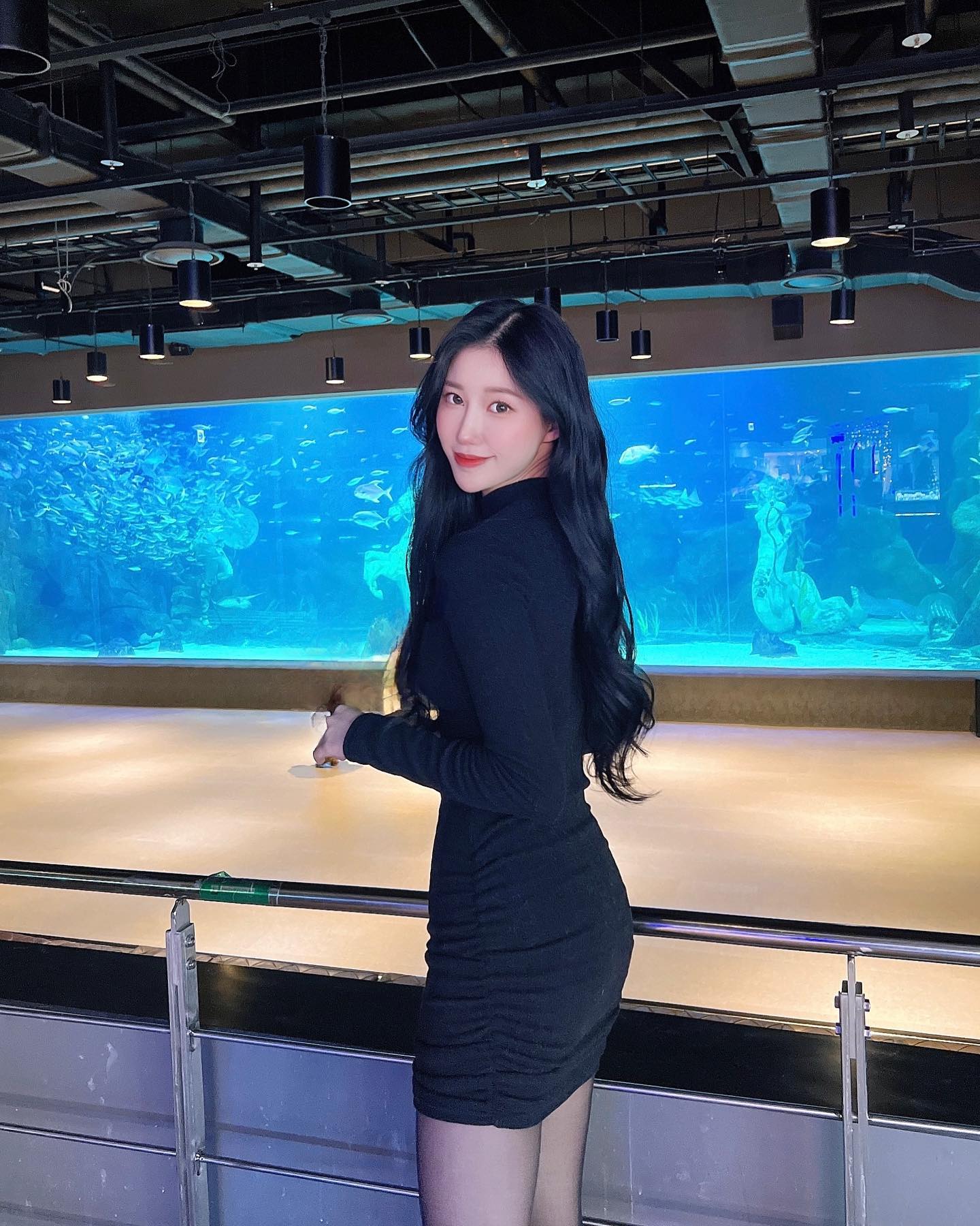 나는 파란색이 좋아💙🦋🐳🐬🌀
.
.
.
#셀카 #셀피 #일상 #데일리 #데일리룩 #팔로우 #좋아요반사 #selca #selifie #likes #대전 #대전신세계 #아쿠아리움 
#치어리더 #훈녀 #likeforfollow #likeforlikes