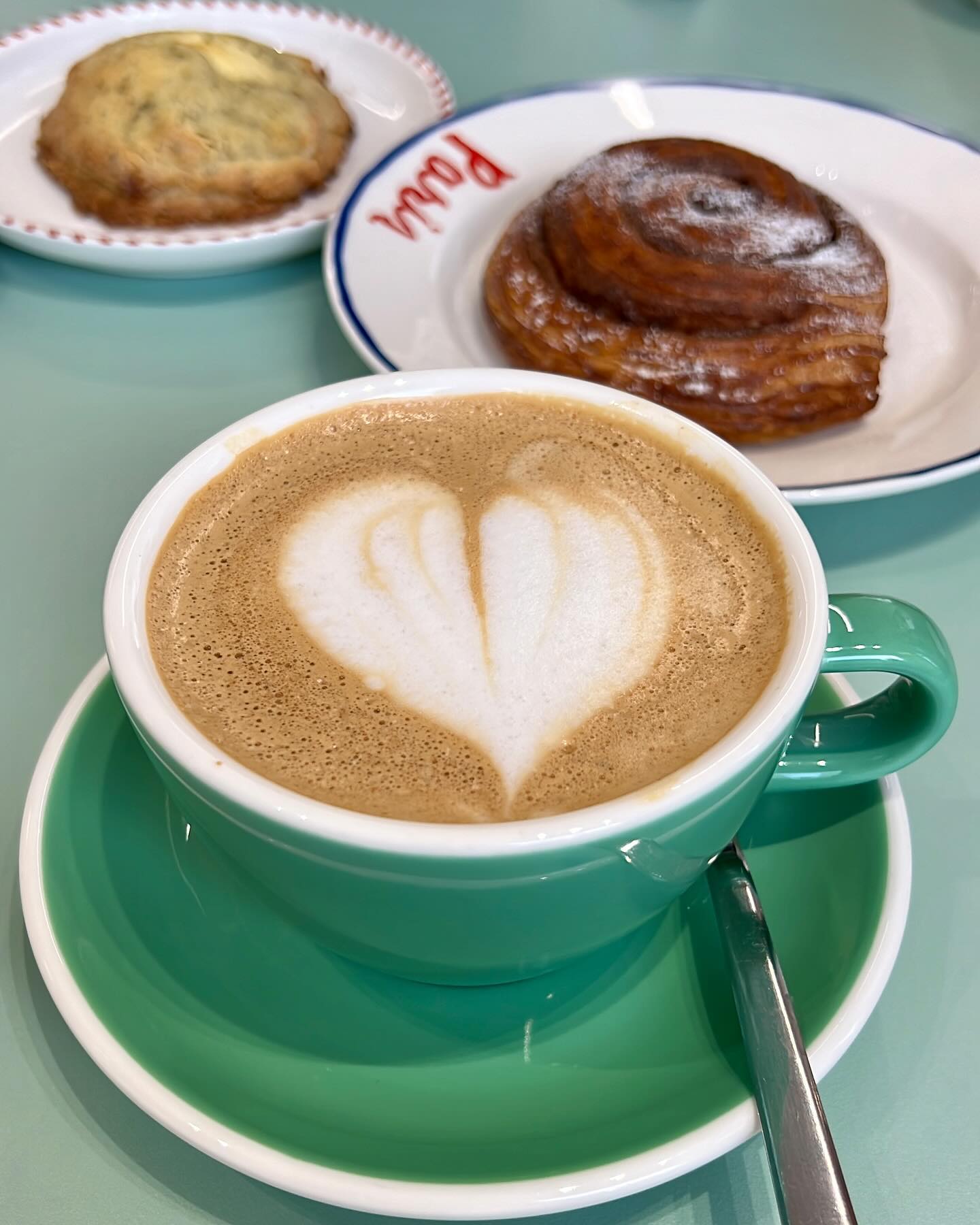 ☕️🥐🥨
_
시나몬스윌 디저트에 따뜻한 커피가 꿀조합♥*+•.
작은 규모의 공간이었지만 아늑하고 좋았다!
조용히 혼자 즐기기에도 좋을 것 같은 #본노브 #BornNov
…………………………………………………………………………
📍 평택시 비전3로 30
🍴 바닐라라떼, 아메리카노, 시나몬스윌, 르뱅쿠키
⏰ 매일 10:00-18:00 / 일요일 휴무
…………………………………………………………………………
#평택카페 #비전동카페 ☕️ bornnovcf