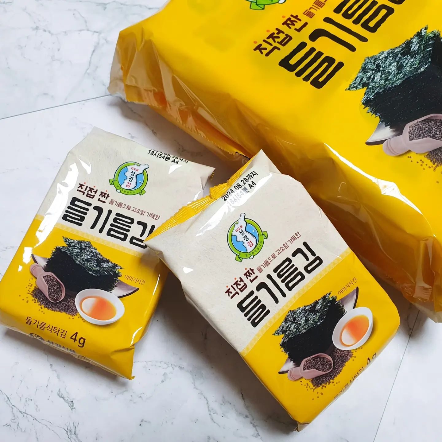 #협찬

우리집 아이밥상을 책임지는 성경김!
밥맛없을때나 바쁜아침 거르지않도록
간단하게 챙겨먹일 수 있고 무엇보다
김 자체가 건강식이다보니 아침식사로
자주 챙겨주는 편인데요. 도시락김유목민
이제 정착할 때 되었습니다.

한 때는 도시락김 맛있는제품 찾아다닌다고
이것저것 안사먹어본거 없을정도로 브랜드별로
다 먹어봤는데 어떤곳은 싱겁고 어떤곳은 쩐내나고
또 어떤곳은 기름이 많아서 별로더라구요.
쩐내없고 바삭한 김은 바로 지도표성경김뿐이였어요.

40년 노하우로 청청 서남해의 원초를
엄격하게 선별한 과정 6단계를 통과한
최고급 원초만을 사용해 감칠맛을 높였고
그래서인지 차원이 다른 김을 만들어냈어요.

순도 95% 뉴질랜드산 천일염을 사용한 성경김은
180일간 숙성해서 간수를 빼고 오로지 청정
천일염을 사용해 쓴맛 대신 풍미를 높여
부드럽고 짭쪼름한 김이 한국인입맛을
사로잡았는데요. 전장김, 김자반, 식탁김
종류별로 집 안에 쟁겨두세요. 아이들 겨울방학
삼시세끼 챙겨주려면 김만한게 없더군요.

#성경김 #맛있는김 #반찬추천 #김추천 #지도표성경