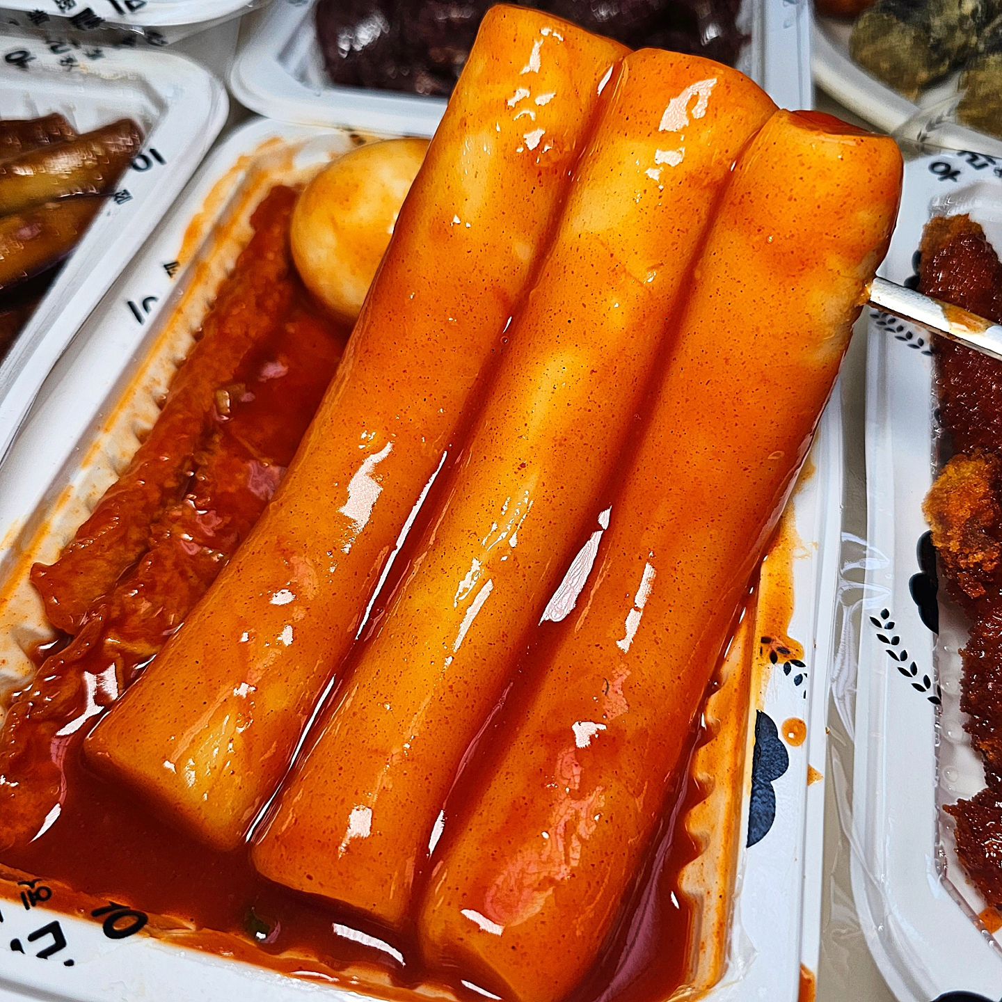 나랑 가래떡 떡볶이 먹을뤠❓😍❤

입짧은햇님도 먹고 반해버린 우리 할매 떡볶이‼️🤗

통가래떡 떡볶이는 어렸을 때 먹던 옛날 스타일의 떡볶이인데 할머니의 마음처럼 양도 넉넉해욤😃

매콤한 양념과 쫄깃쫄깃 가래떡의 콜라보는 완전 최고쟈나욤👍🏻🥰

가래떡 떡볶이 외에도 밀떡, 마라, 로제, 짜장 등 다양한 떡볶이가 있어서 짜장떡볶이를 추가로 주문해서 먹었는데 양념이 자극적이지 않고 밀떡이라 양념이 쏘~옥 베어서 더 좋았어욤😍

세트메뉴로 즐기면 가성비 좋게 여러가지 메뉴를 한 번에 즐길 수 있고 놀라운토요일, 런닝맨, 놀면뭐하니 등 다양한 프로에 나올만큼 유명한 떡볶이에욤😌

분식이 땡긴다면 우리 할매 떡볶이 꼭 드셔보세욤😉

 @@나랑 우리 할매 떡볶이 먹을뤠❓🤍💙

　wehalmae_official

#우리할매떡볶이 #가래떡떡볶이 #떡볶이맛집 #떡볶이 #입짧은햇님 #용인떡볶이 #용인맛집 #용인맛집추천 #떡볶이맛집추천 #떡볶이그램 #tteokbokki #koreanfood #kfood #foodstagram #먹팔 #먹스타