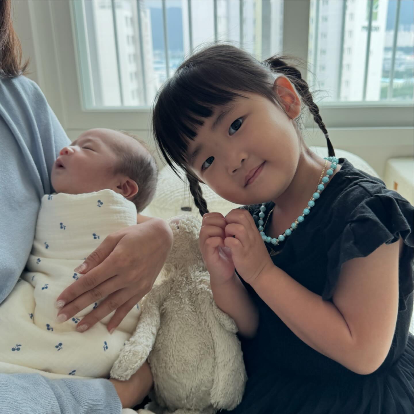 드디어 안아봤다❤️ #내조카 
하은이가 너-무 좋아해서 
더 행복했던 첫만남:) 
민준아 세상에 태어난 걸 
진심으로 축하해 그리고 사랑해!!!!!🫶🏻🫶🏻🫶🏻
#고생했어채원 🧚🏻