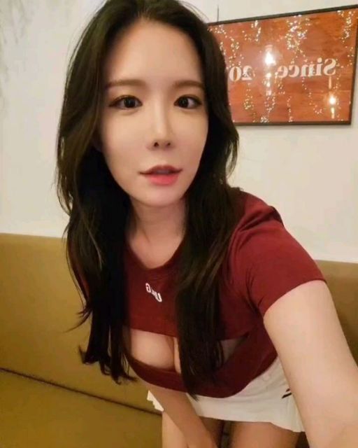 @senii_park on Instagram: "#광고 이 옷 너무 섹시하고 이쁘지 않아요..?💋❤️ #유피라운지 크롭 숏 슬리브인데.. 운동할때 레깅스랑 입어도 예쁠 크롭티지만, 나는 일상복으로 입어버림 헤헿ㅎㅎ