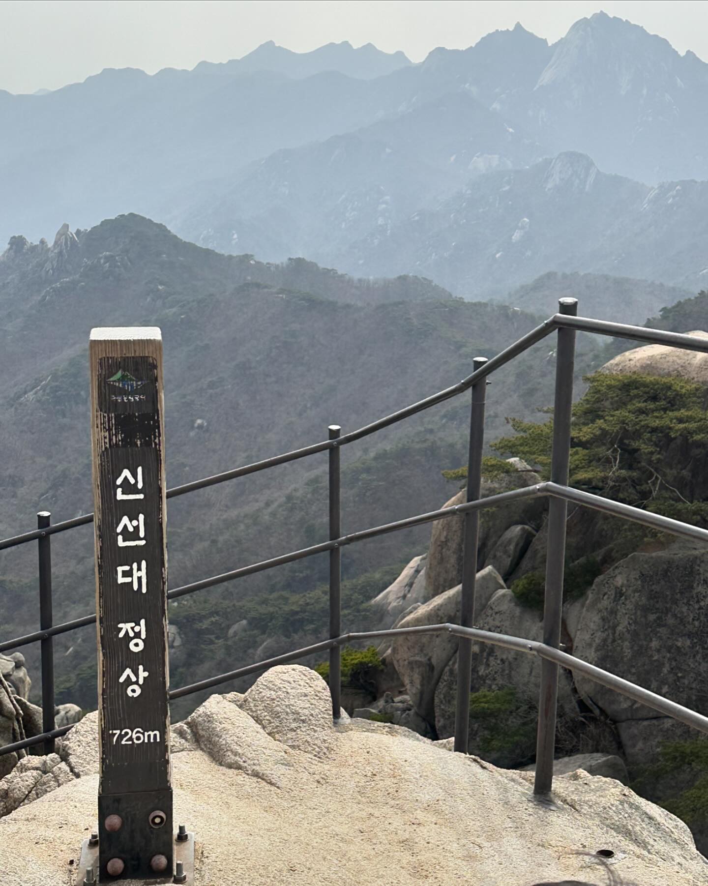 등린이 탈출하러 드디어 오른 도봉산🥳⛰️
불암산이나 갈까 하다가 
도전 해 보자하고 호기롭게 오름
정상에 올라보니 역시 갓산했다
오르는데 2시간 내려오는데 2시간
김밥과 후식으로 가져간 따끈한 민트차에
달달한 과자 한입 먹으니
토요일 재충전 완료🥾🩵

#등린이 #도봉산 #선팔맞팔 #좋아요반사 #등린이의도전 
#산 #산스타그램