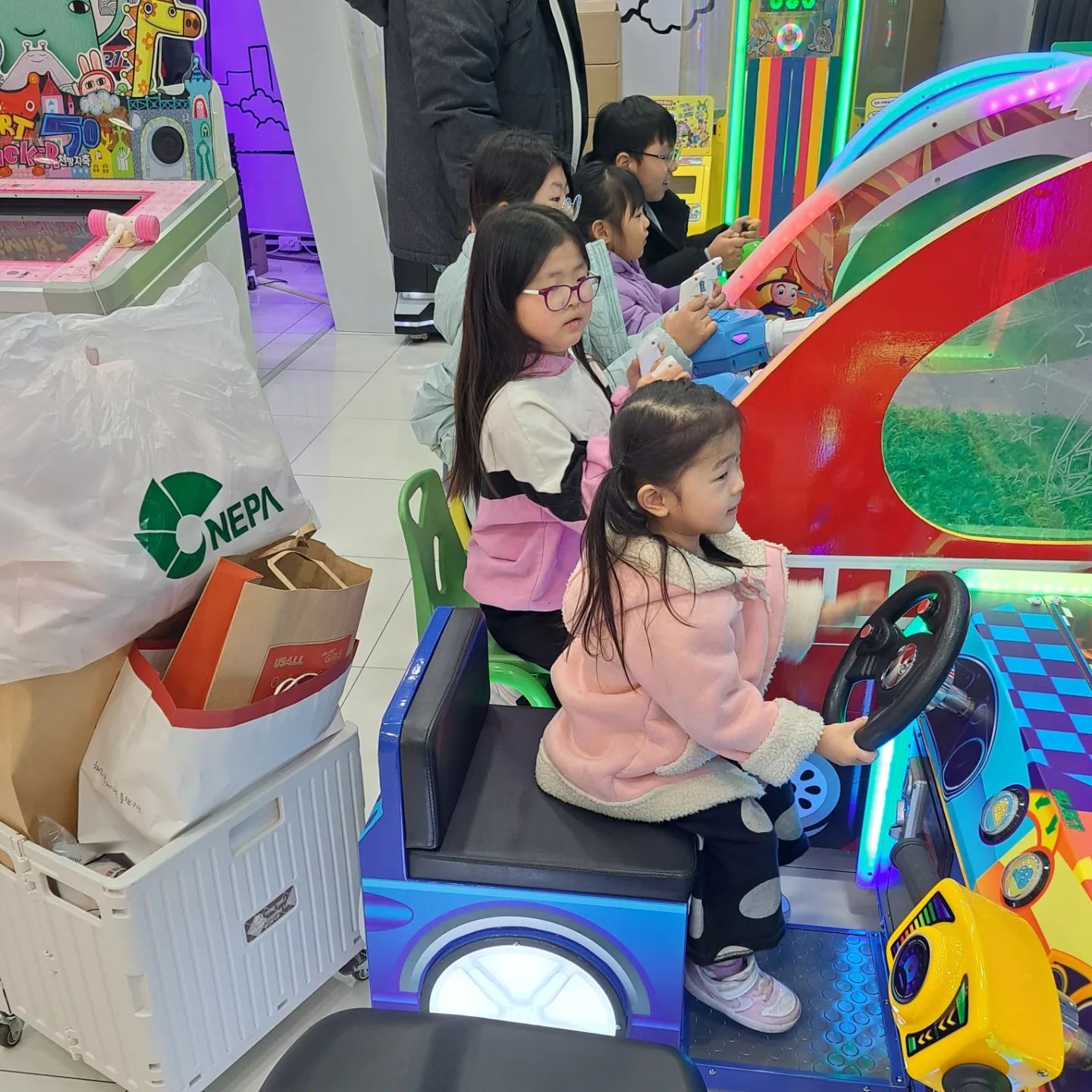 막내라 거저 크는 듯..😢
엄마랑 외출이면 마냥 좋고
달달한 아이스크림 하나면 더 좋고
언니들이랑 함께 하면 더더더 좋아서
기분 업인 막내딸♡
벌써 다섯살이라니..!!!
조금만 천천히 크자~~~~♡

#그냥다예쁜막내딸
#어쩜이리이쁠꼬❤️ 
#조금만천천히자라줘