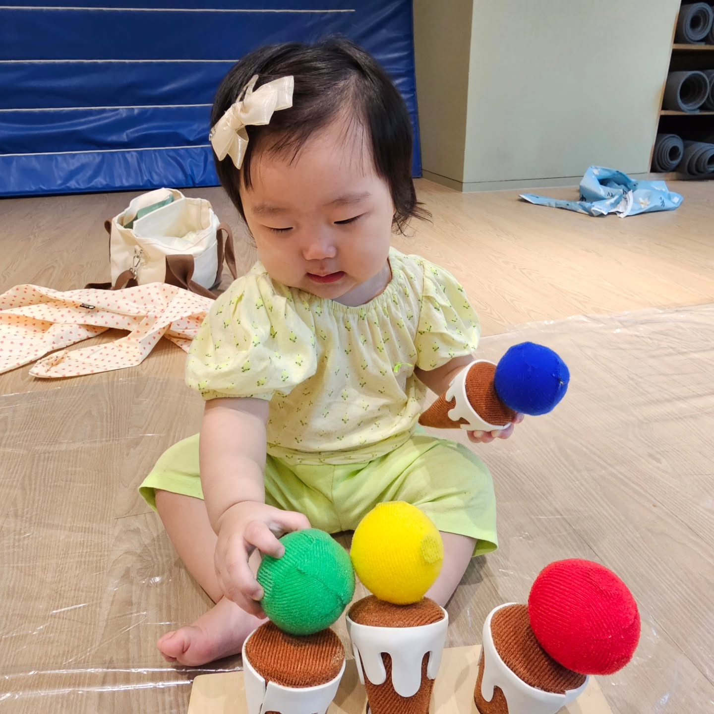 우리주하 첫 물감놀이 🖼🎨🎨
아빠가 첫 그림인데 가져오지! 라고 했는데 ㅎㅎㅎㅎ
처음이라 물감 찍어보기 바빳던 하루 
알록달록 쨍한 물감이 신기했나 푹 빠져있는 쥬하 ☺️

#문센 #물감놀이 #촉감놀이 #오감올리
