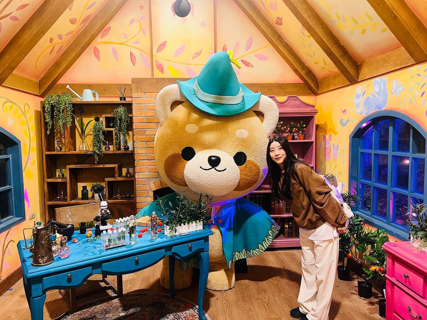 랫서판다당!🤍🤎🩷
.
.
.
.
.
 #에버랜드캐스트 #랫서팬더 #랫서판다 #에버랜드 #플랜트로어 #레시 lessey_friends #에버랜드레시 #레시와함께 #everland #환상의나라 #에버랜드이벤트 #일상 #데일리 #캐주얼 #캐주얼룩 #레시하우스 #선팔 #맞팔 #선팔하면맞팔 #좋아요반사 #가을 #가을패션 #가을룩 #패션 #맨투맨 #에버랜드할로윈 #에버랜드랫서팬더