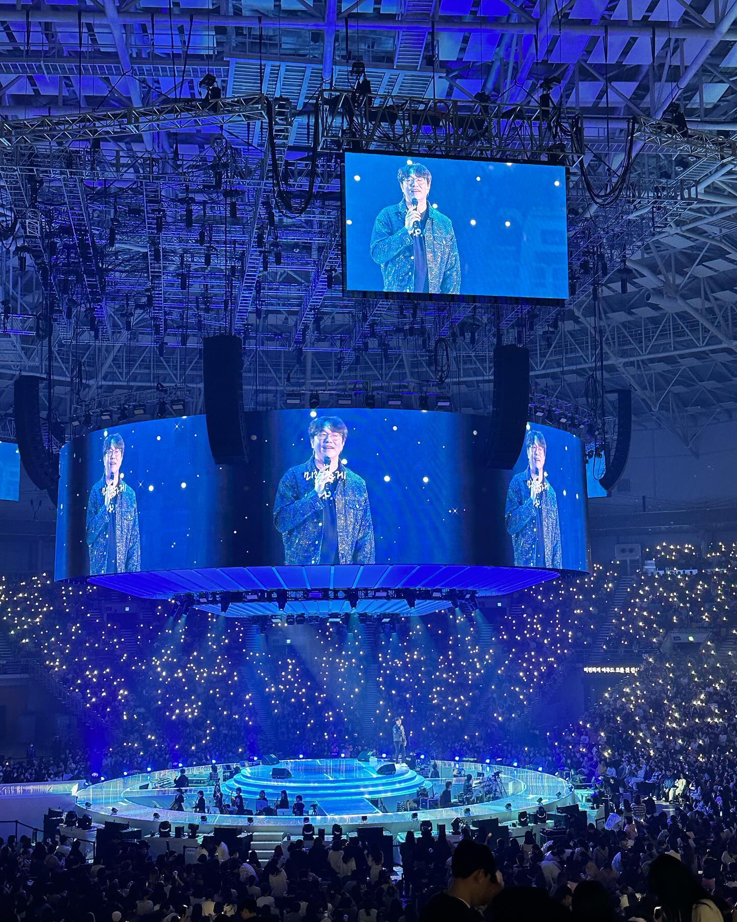 #성시경콘서트#연말콘서트#성발라 
작년의 마지막과 새해의 시작을 성발라와함께 🫶🏻
#금연성공_다이어트는실패 하신.. ㅋㅋㅋㅋ
새해엔 시경이오빠 턱선 다시 찾게 해주세요🙏🏼 
남편이랑 갔는데 역시 남자들은 별로 안좋아 하는것인가?!! ㅋㅋㅋㅋㅋㅋㅋㅋㅋㅋㅋ