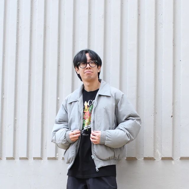  옷장건조주의보 on Instagram: "#광고 

아이러니포르노
패디드 미니멀 카라
오버 패딩을 착용했어요.

심플한 카라넥 디테일,
오버핏 실루엣으로
입자 마자 어깨깡패가
되어버리는 마성의
숏패딩이에요.

패딩이 워낙 가벼워
편안한 착용감을 주며
발열 안감을 사용해
보온성이 좋아
입는 내내 따뜻함을
느낄 수 있었어요.

투웨이 지퍼를 사용하여
웨어러블하게 착용이 가능해
다양한 스타일을 연출
할 수 있어 너무 좋았어요.

👝 @1rony9orno_official 로부터 제공받았어요.

#아이러니포르노화이트라인 #아이러니포르노 #남여공용 #풀아우터 #데일리룩 #패딩추천 #패딩 #숏패딩 #パンツ #outer"