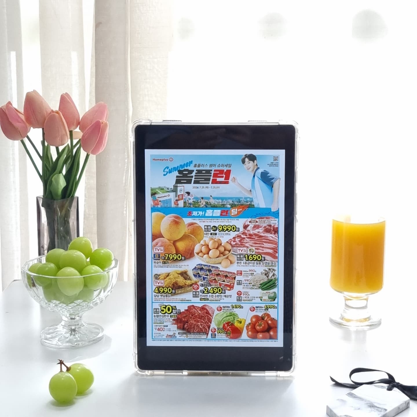 #광고
사람사는데 먹는 건 너무 중요하니까
맛있는 것 다다다~ 맘껏 먹으려면
식재료쇼핑은 필수니까
#홈플러스썸머슈퍼세일 Summer #홈플런
달려야해요~!
7월 25일 목요일부터 7월 31일 수요일까지 7일간
1주차 세일을 노려볼까봐요
거기다 여름이니까 특별한 썸머 홈플런도 
체크체크!
7월 25일 목요일부터 8월 14일 수요일까지
3주간 이어지는 썸머홈플런 멋찐 쎄일!
전단지보니 가격 할인이 엄청나요
할인 품목도 다양하니까 살 것도 한가득~!
.
우리 전단지 구경 함께해봐요~
나만 보기 아까운 것!
복숭아 4~7입 각 7,990원 (1인2박스한정, 하늘작/춘향愛인/반딧불/데일리/부드러운 복숭아)
대란 30구 2판 9,990원 *7/25(목) ~ 7/28(일) 
한돈 1등급이상 일품 삼겹살/목심 100g 1,690원 *7/25(목) ~ 7/28(일)
당당 옛날통닭 4,990원
진라면 소컵 순한맛/매운맛 50%할인 각 2,490원 *7/25(목) ~ 7/28(일) 
느타리버섯 300g 50%할인 990원 
팽이버섯 3입/기획 청양고추 120g 각 990원 *7/25(목) ~ 7/28(일) 
CJ 해찬들 고기전용 쌈장 200g 70%할인 990원 *7/25(목) ~ 7/28(일)
농협안심한우 전품목 50%할인 *7/26(금) ~ 7/28(일) (7대카드 결제 시, 1인 2kg 한정, 온라인 제외)
새벽수확 양상추 50%할인 1,490원 (7대카드 결제 시)
단단 파프리카 50%할인 990원 (7대카드 결제 시)
완숙 토마토 2kg 50%할인 4,990원 (7대카드 결제 시)
햇 초록사과 7개 9,990원
스페인산 냉삼겹 1kg 50%할인 9,900원 (7대카드 결제 시)
호주청정우 안심 100g 50%할인 3,990원 (멤버특가)
완도 전복 전품목 50%할인 (마이홈플러스 회원에 한함)
정다운 허브를 담은 훈제오리 500g 50%할인 7,490원 (멤버특가, 온라인 제외)
.
과일먹깨비라면 꼭꼭 쟁여야해요!
과일 세일이 엄청난 것!
수박 전품목 각 5천원 할인 (7대카드 결제 시, 미니수박 제외)
신선농장 15Brix 샤인머스캣 1kg 5천원 할인 (7대카드 결제 시)
더 큰 천도복숭아 10개 9,990원
항공직송 블루베리 310g 5천원 할인 7,990원 (7대카드 결제 시)
10Brix 제주 하우스 밀감 1.4kg 50%할인 9,990원 (7대카드 결제 시)
생닭 전품목 최대 40%할인 *7/25(목) ~ 7/26(금) (7대카드 결제 시)
.
1+1 상품도 종류가 어마어마하죠!!
간편 양념/조미료 30여종 1+1
CJ 비비고 국/탕/찌개 20여종 1+1
비스킷/파이 30여종 3개 9,990원
떡볶이/순대 10종 1+1
오뚜기/삼립 핫도그 4종 1+1
하겐다즈 파인트 아이스크림 전품목 1+1
프링글스 11종 1+1
세탁/세탁보조 캡슐세제 8종 1+1
구강용품 120여종 1+1 
헤어/바디용품 200여종 1+1
치킨/너겟 10여종 1+1
.
와인에 위스키까지 꼭꼭 챙겨야죠
와인 전품목 10만원이상 결제 시 2만원 즉시할인 *7/25(목) ~ 7/31(수) (7대카드 결제 시, 마이홈플러스 회원에 한함)
위스키 전품목 10만원이상 결제 시 1만원 즉시할인 *7/25(목) ~ 7/31(수) (7대카드 결제 시, 마이홈플러스 회원에 한함)
.
여름이니까 여름상품도 이럴 때 챙겨요
패션브랜드 여름 상품 최대 70% 할인
물놀이용품 균일가 40여종 5,000원부터
.
.
인기상품이 너무 많으니까 품절되기 전에
빠르게 홈플런=오픈런 잊지마세요~
.
"홈플러스 썸머 슈퍼세일 썸머 홈플런"은 8/14(수)까지 3주간 계속된다."
.
.
.
.
homeplus_life
#홈플러스 #홈플러스세일 #홈플러스슈퍼세일 
#초저가 #홈플런딜 #홈플러스할인 
#복숭아할인 #한우반값 #한우할인 #삼겹살할인 
#통닭할인 #할인 #반값 #반값쇼핑 #원플러스원 
#마트 #마트할인 #장보기 #오픈런 #마트장보기 
#특가세일 #홈플러스특가 
#여름음식 #휴가음식 #여름제철음식