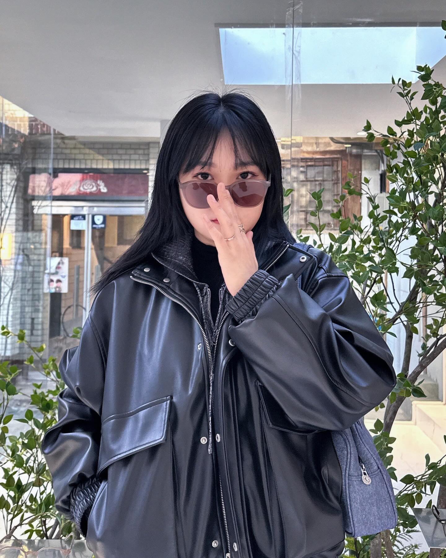#협찬 #블루엘리펀트 #blueelephant 
blueelephant_ikseon blueelephant.co 
익선동에 제가 좋아하는 블루엘리펀트 신규 쇼룸을 오픈했어요!🎉🙌

12/22(금) 오늘자로 오픈되었습니다!
저는 원래 안경을 가지고 있었는데, 선글라스 하나 가져왔어요!🩷

종로에 방문하실 예정이 있으시다면!
색감깡패 블루엘리펀트에 방문해보세요👉👉

📍 위치
서울 종로구 수표로 28길 23-5, 1층

#블루엘리펀트익선 #블루엘리펀트쇼룸 #선글라스 #안경 #데일리선글라스