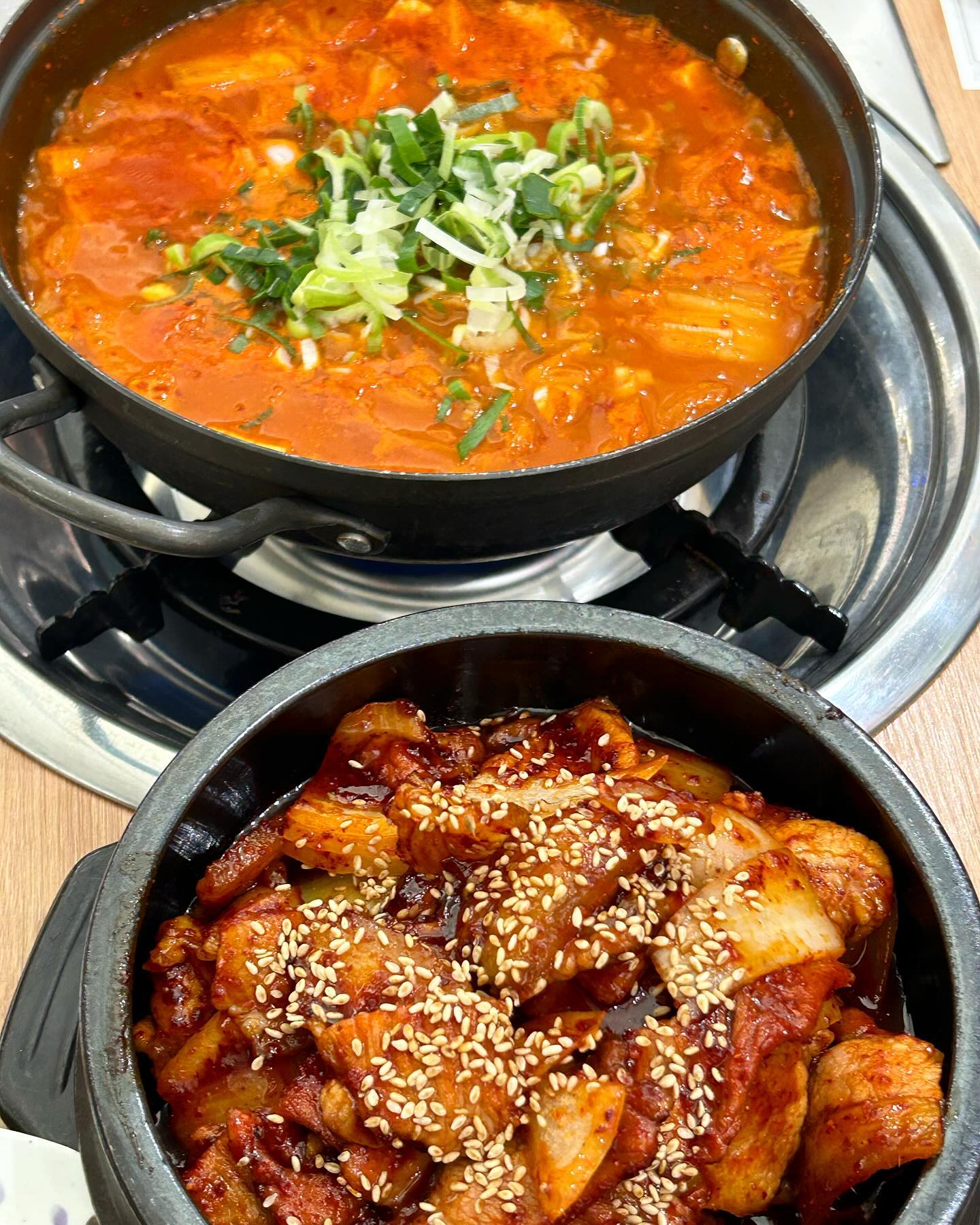🐽 #상무지구 #해남집 
 
집밥 먹으러 해남집 방문했어오 !

일단 밑반찬부터가 다양하고 맛있어서 못기다리고 먹었네용. 잡채, 고등어조림 특히 굿굿 -
세트메뉴인 뚝배기제육과 김치찌개 주문했는데, 뚝배기제육에서 불맛 대박..🔥 징짜 밥도둑 소스에요
밥 비벼먹다가 김치찌개 한입 먹어주세요. 밥도둑 조합으로 최고!!

혼밥 메뉴도 있어서 좋더라구용. 배달 주문도 많이 들어오던데 다음엔 술안주용 닭볶음탕 먹어볼래요~

๑ 뚝배기제육 11,000
๑ 김치찌개 9,000