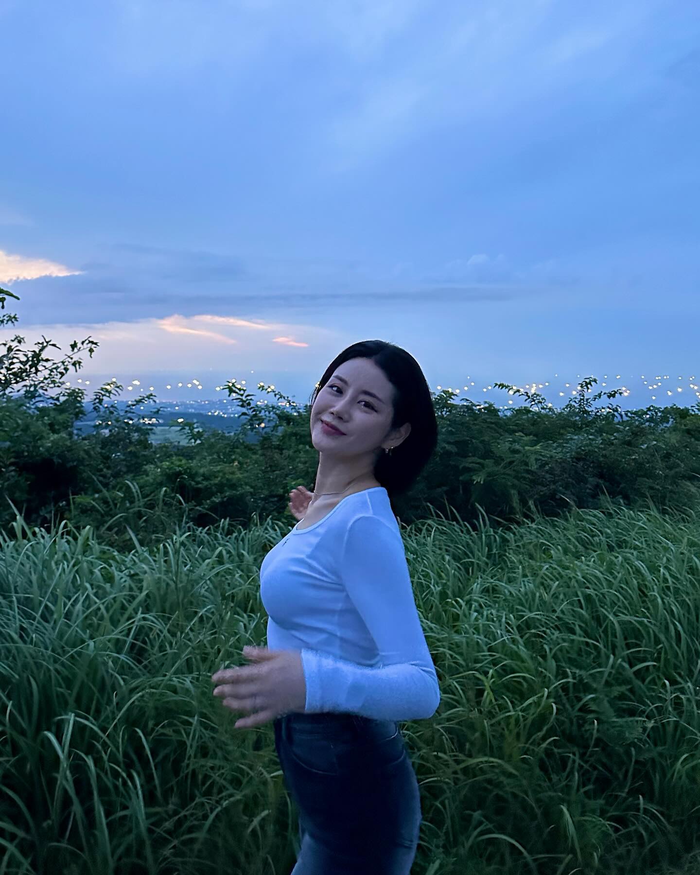 사진에선 웃고 있지만 진짜 무서웠다 😱
두번 다신 안가고 싶지만 오름 중간에 보았던 일몰의 풍경, 시원하게 불어오던 바람, 10년만에 본 반딧불이 덕분에 이번 제주여행에서 가장 큰 추억이 되어버린 궷물오름 😳💦
아 추가로 역경을 함께 이겨내서 더욱 돈독해진 연인사이 👍🏻