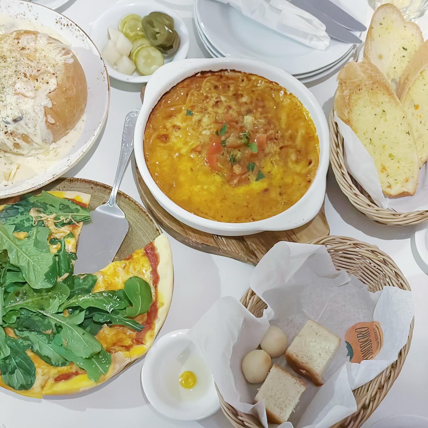 #협찬 
ㅡ
연예인 맛집으로 유명한 일산밤리단길맛집
뽀모도로🎶
푸짐한양에 놀라고 맛에한번더 놀라는집이예요!
메뉴도 다양하고 가성비 좋은 만원의행복 미니피자도 판매해서 완전 최고👍🏻
괜히 고양시맛집 선정된 맛집이 아니랍니다!
분위기도 좋고 직원분들도 친절해서 자주가려구요!
그리고 콜키지무료라서 완전 개이득!!!
담엔 와인한병 가져가서 먹어야겠네요➰
.
✔️화~토 11:30~21:00 / 브레이크타임 15:00~17:00 (매주 월,공휴일 휴무)
✔️경기 고양시 일산동구 대산로11번길 5-21 (주차8대가능)
.
ㅡ
pomodoro13
#밤리단길맛집 #일산파스타 #정발산파스타 #연예인맛집 #뽀모도로 #뽀모도로일산밤리단길점