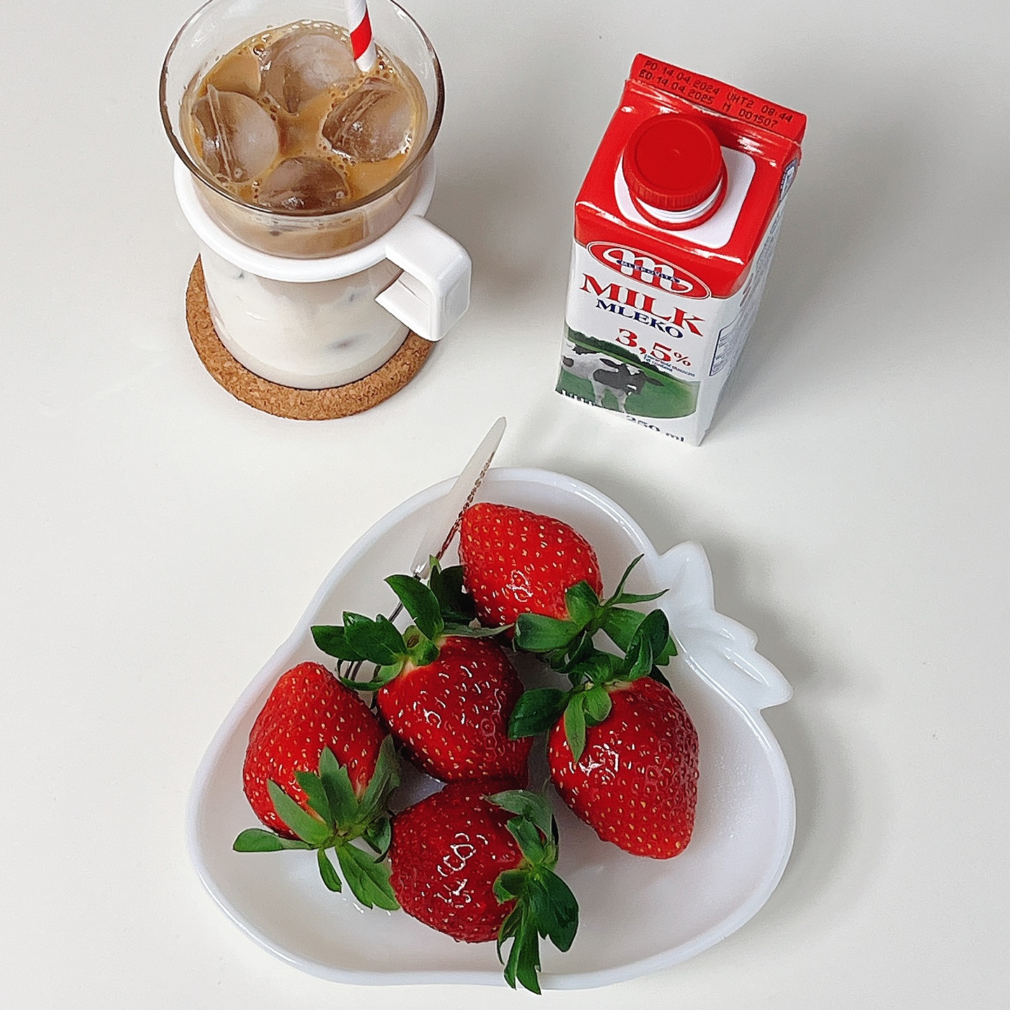 왕딸기 세일하길래 나이스 득템 🍓
딸기는 딸기접시에 담아묵어야 제맛이야 
엄마도 입이니까 좀 무께〰️

#빈티지그릇
#아라비아핀란드
#그릇