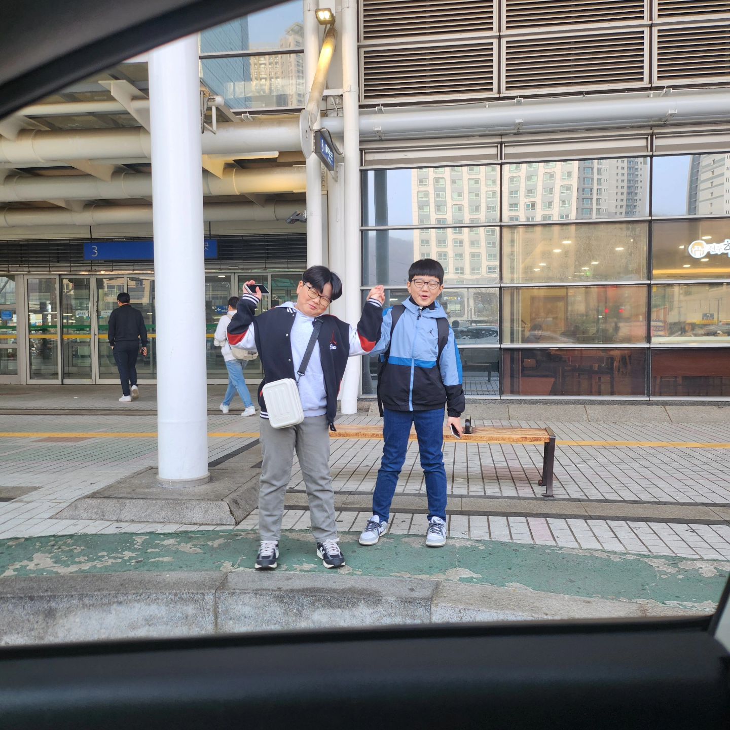 .
.
단둘이 두번째 세종방문🤗

7시반에 ktx역에 내려주고 오기ㅋㅋㅋ
애들은 잘 갈 수있다했지만 내가 불안해서
가는 내내 인증샷 찍어보내라고🤣🤣🤣

전화도 자꾸하니 이제 끊으라고 챙피하다고...

역에내려서 버스타고 이모집까지 찾아가기!!
도착하자마자 이모가 차려주는 아침밥먹고..
간식먹고 점심먹고 뭔가 계속 먹는다는 너희들..
애들 굶겼냐고 자꾸 물어보는 동생..😂😂

근데...애들 원래 잘먹어..뒤돌아서면 배고프다하고🤣🤣

표정들이 집에서는 볼 수 없는 아주 밝은 모습이구나🤭🤭
아주 신나게 즐기고 있는 너희들❤️
재밌게 놀고 맛난거먹고 내일 만나쟈👋👋