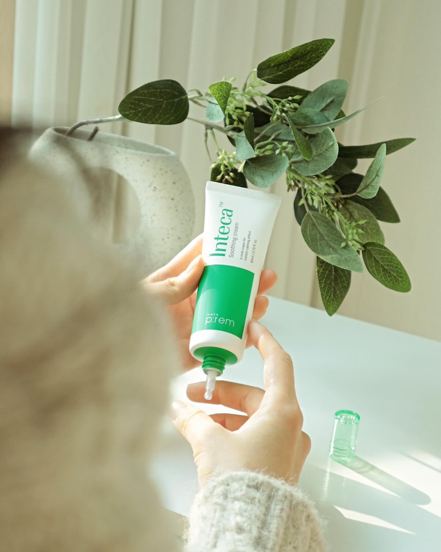 #광고 겨울, 주말에 놀러갈때 화장품 딱 하나 챙긴다면 바로 이거🌱

찬바람 맞고 다니니 겨울철 피부관리는 💧 수분/진정 💧을 특히 신경써요.
메이크프렘 인테카수딩크림은 젤제형 ➕ 롤링할때 쿨링감이 느껴져서
기온차&난방기기에 자극받은 피부가 진정되는 느낌이 님달아요.
메이크프렘만의 공법으로 흡수력이 더 좋고/ 2.9배 빠른 진정효과가 확실히 기존 시카크림과는 다르더라구요. 흡수력이 높은 덕분인지 밀리지 않고 수분보호막이 맨들맨들하게 방패막 생긴 느낌의 크림이랄까!

✔️내가 알던 시카보다 훨씬 더 좋은 시카 바로!  인테카 Inteca™ 크림
올리브영 1위 진정크림은 달라도 다르다.

#메이크프렘 #인테카수딩크림 #진정크림 #올리브영1등진정크림 #시카진정크림 #나노시카크림