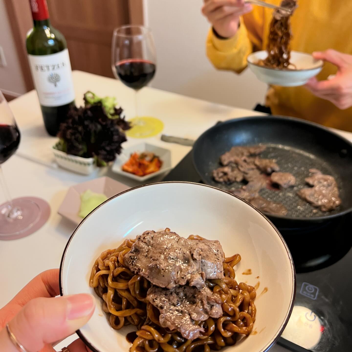 이쯤 되면 짜파게티 맛있게 먹으려고 소고기 굽는 느낌 💜 제비추리 꽃등심🫶🏻 좋은 안주에 미국와인, 한국와인, 맥주까지 달린 저녁! 지금이 홈캉스 🥂