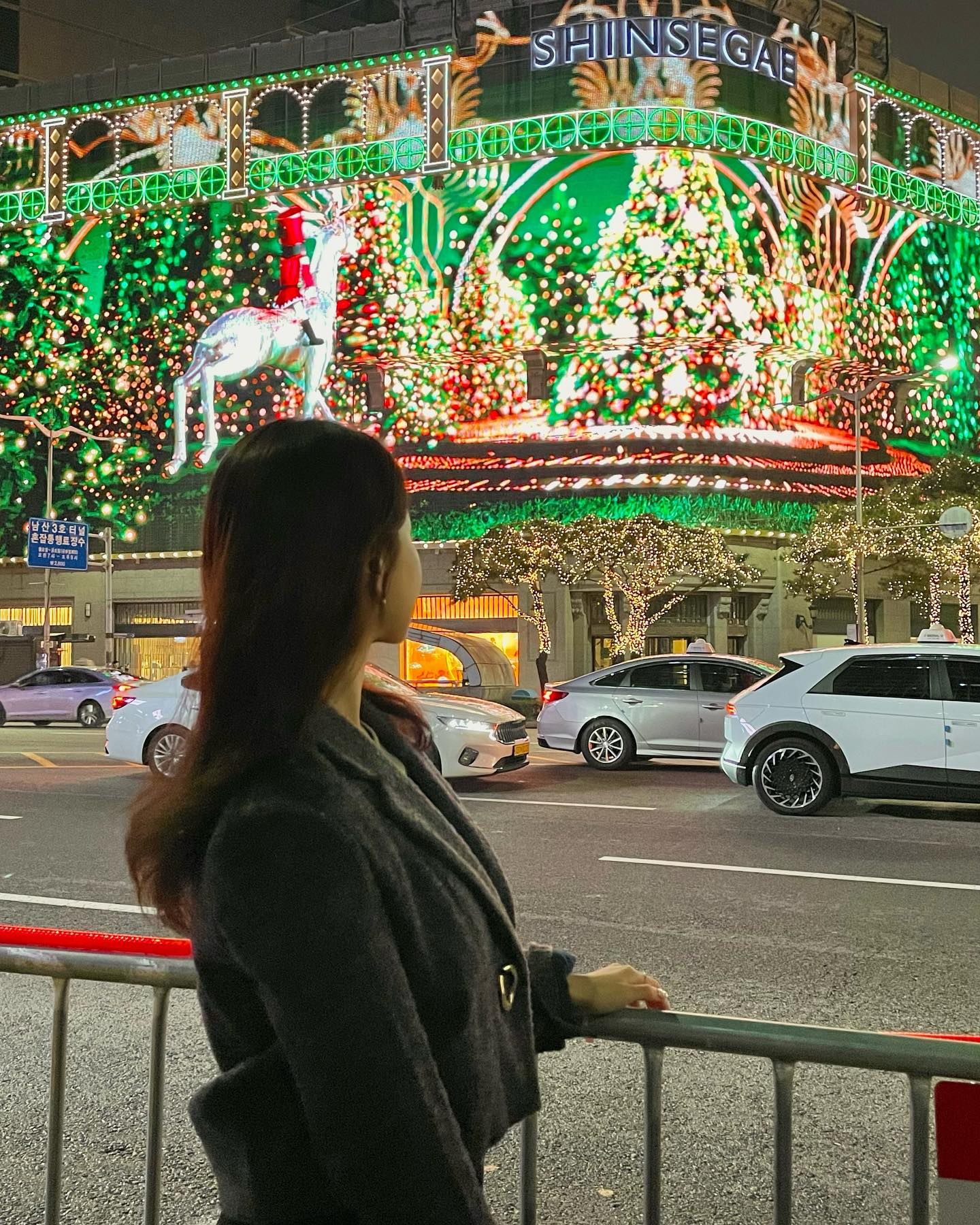 오늘부터 펼쳐진 신세계 본점 미디어파사드 🎄❤️
건물 전체가 반짝반짝 스크린 속으로 빨려 들어가는 듯한 너낌..✨

#신세계본점#신세계명동#신세계백화점본점#미리크리스마스