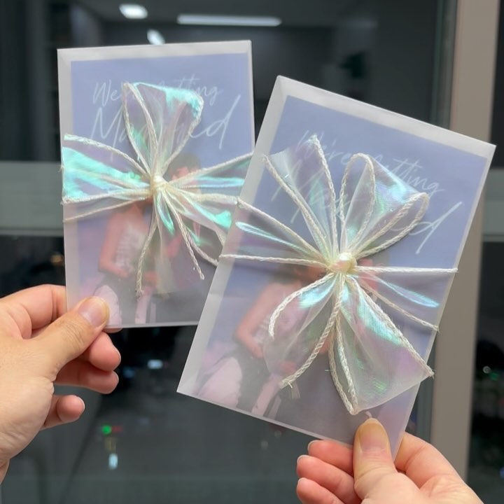 이젠 주변에 나눠줬으니까 인스타도 업로드!
리본도 4롤이나 샀는데🎀 묶기도 즐겁고
이번 제주사진 수정본 나오면 그것도 출력하고 싶으네🥰
웨딩포스터도 만들어보까나….🤔

#라라든솔 #대구포토청첩장 #포토청첩장 #대구청첩장