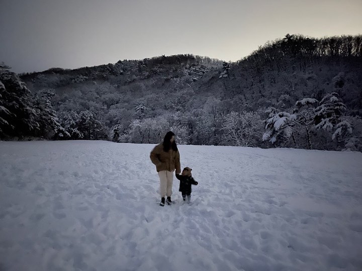 너와의 일상은 보정이 필요없어 ❄️
내 키 반만한 보물, 그 무엇과도 바꿀 수 없는
그 자체로 행복하자 💕 #무보정일상

👩🏻애미 리버서블 잠바 covernat_ (사실 또띠애비꺼)
웅동화 nikesports_itaewontown  조단뭐더라
바지 dickies_korea 
바른듯 안바른듯 palepaler.official 비건립밤

👶🏻또띠잠바 agabanggallery_official 
요정귀 군밤장수 모자 #선물받음
상하의 moimoln 
새신 abcmartkr nike 
(애미가 신발을 놓고 와서 새로 삼😇 또띠애비 미안)