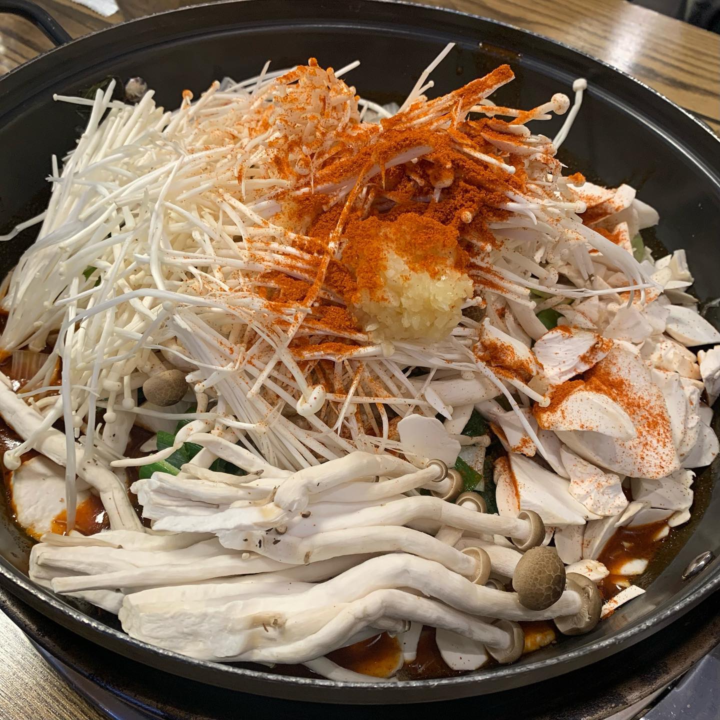 1월1일 맵찔이들과 유명 맛집 도장깨기 완료 👊🏻. 버섯, 라면, 우동 사리 추가추가추가! 올해도 맛있는거 많이 먹으러 다니자구.
