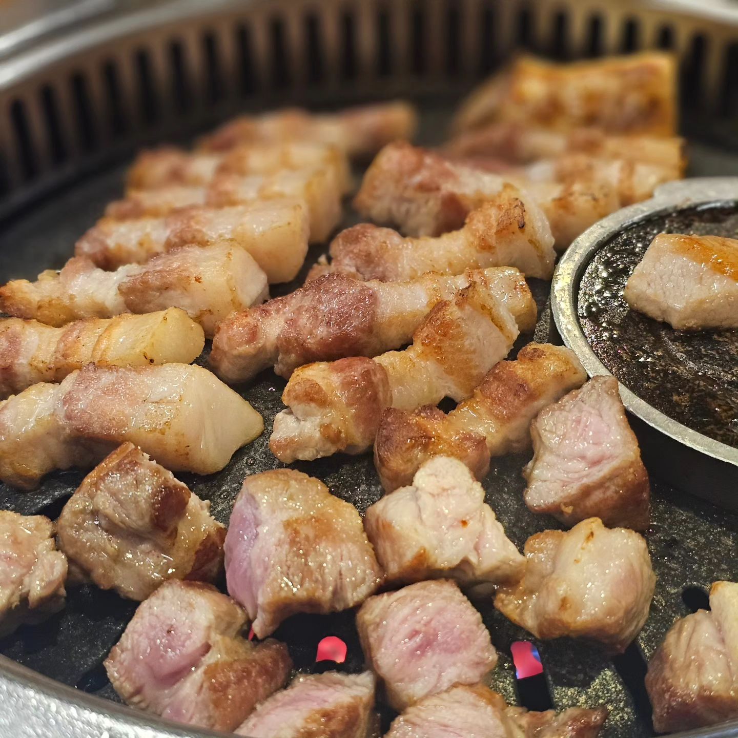 🐷
#고반식당

커플세트 + 항정살
고반식당 고기는 무조건 옳다
명이나물 최고😭👍🏻

#여의도고반식당 #목살 #항정살
#삼겹살 #고기 #고기맛집 #여의도맛집