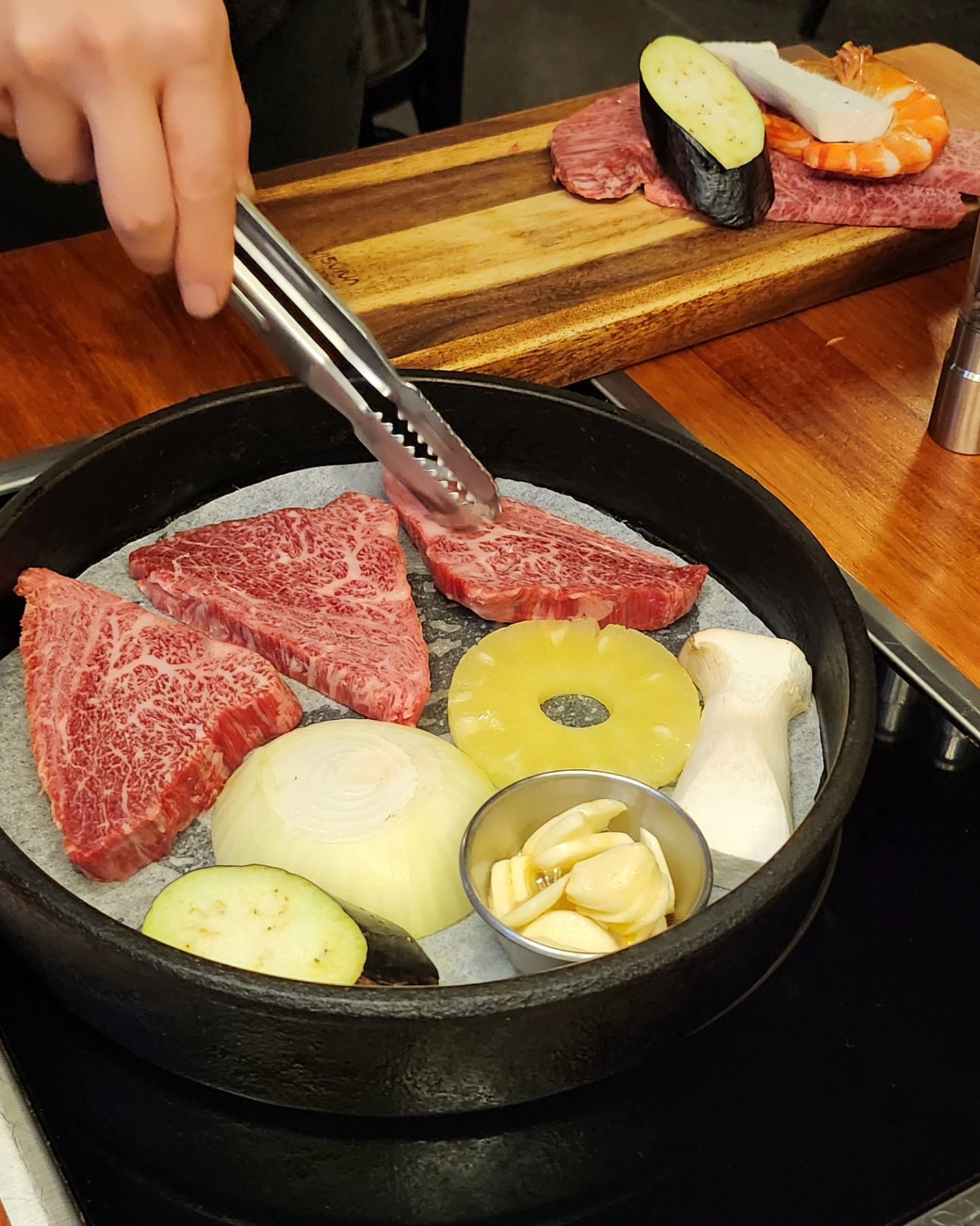 .

친구 생일에 소고기 먹으러 가기
미리예약을 해서 셋팅되어 있어 굳

새우살, 꽃살&살치살 먹었는데 정말 부드럽고 맛있!!!
비싼 이유가 있는 한우 😁👍🏻

#이헌한우 #광주소고기 #새우살 #꽃살 #살치살