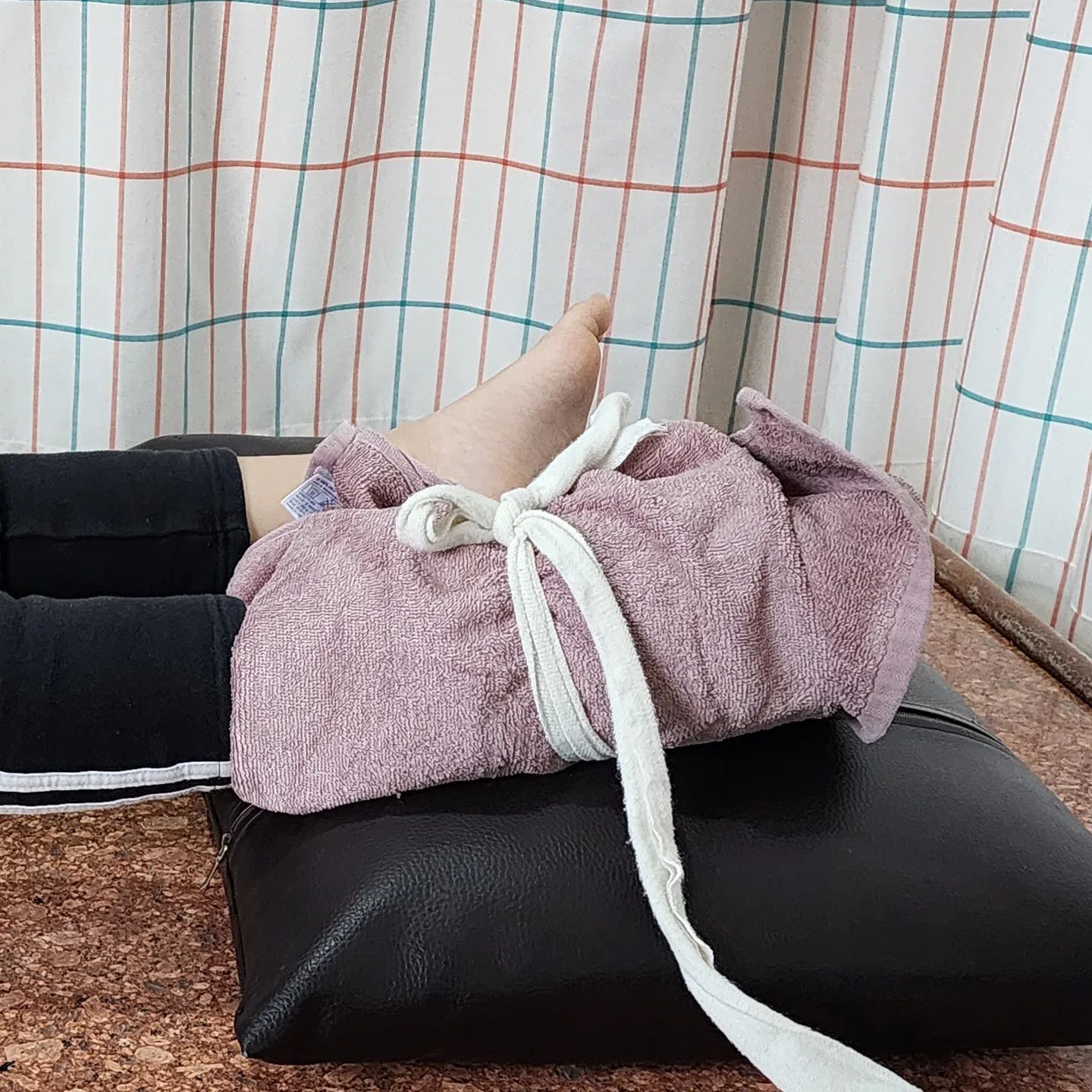 #이런일이생길줄이야 #학교에서다쳤어 #발목인대손상 #전치2주 #9살인생

9살 인생에 첫 물리치료.
학교에서 다쳤다고 전화 옴.
어째 이런일이....;;;;
2주동안 물리치료하고 보호대 착용해야한단다ㅠㅠ
이제 쫌 있음 방학인데... 일주일도 안남았는데...
불편하게 다녀야겠네...🥴