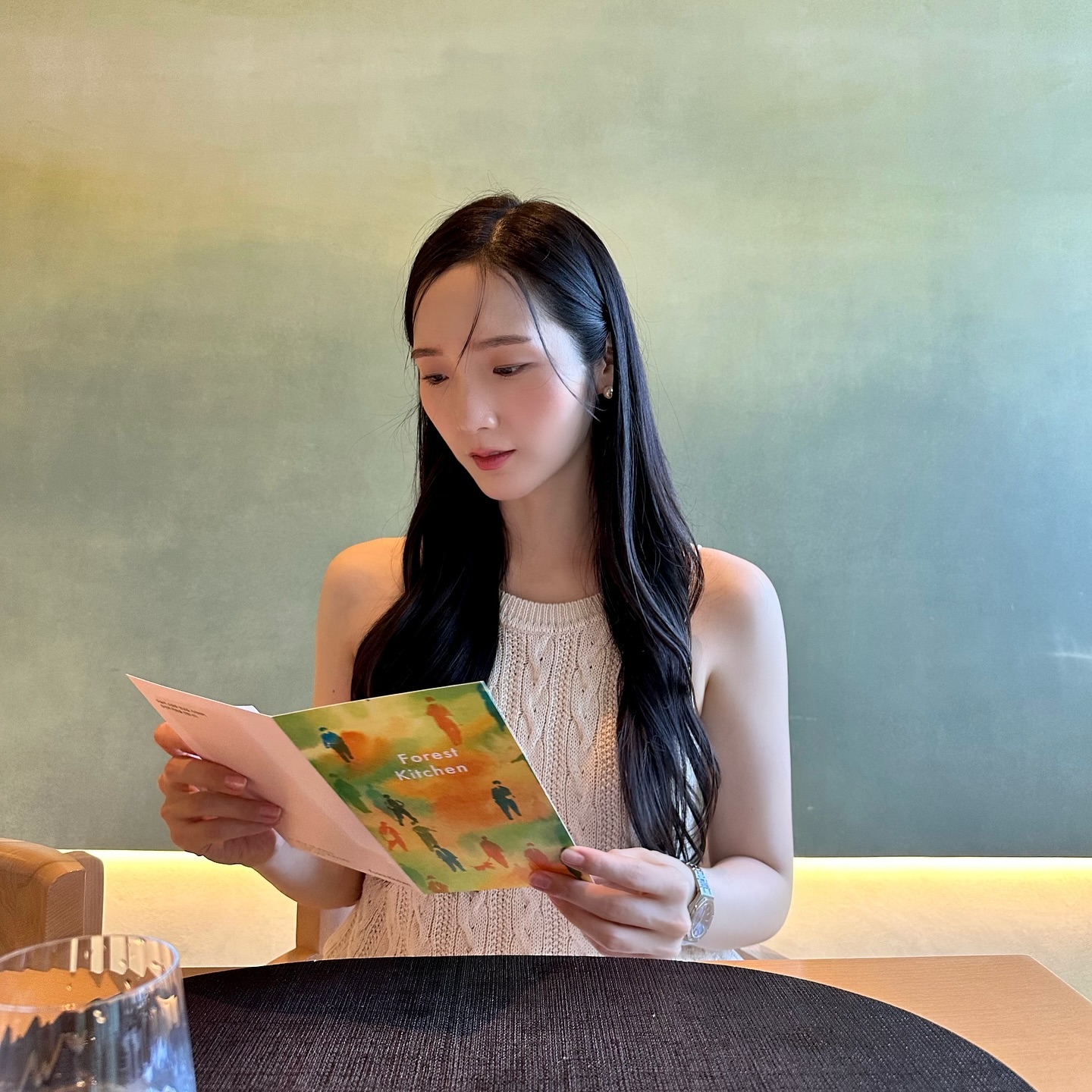 엄마와 함께 초대받아 다녀온 국내 최초의 비건 파인 다이닝 #포리스트키친 forestkitchen.official 🌳💚✨🍽️ 식재료 본연의 맛을 살리면서 생각도 못했던 메뉴가 엄청난 비주얼로 이어지는 코스가 이어지는 내내 모녀 함박웃음☺️ 특히 가지밥과 시그니처 메뉴 웰링턴 맛 못잊어... 숲과 주방을 조합한 이름은 휴식을 위한 공간이라는 의미까지 담고있어서 비건 뿐만 아니라 내 몸을 위한 속 편안한 밥상을 경험하고 싶은 분들에게도 추천하는 바. 롯데월드타워 6층에 위치해 창가자리는 뷰까지 좋다고요🫶🏻

#롯데월드몰 #비건식당 #비건레스토랑 #비건파인다이닝 #잠실레스토랑 #forestkitchen