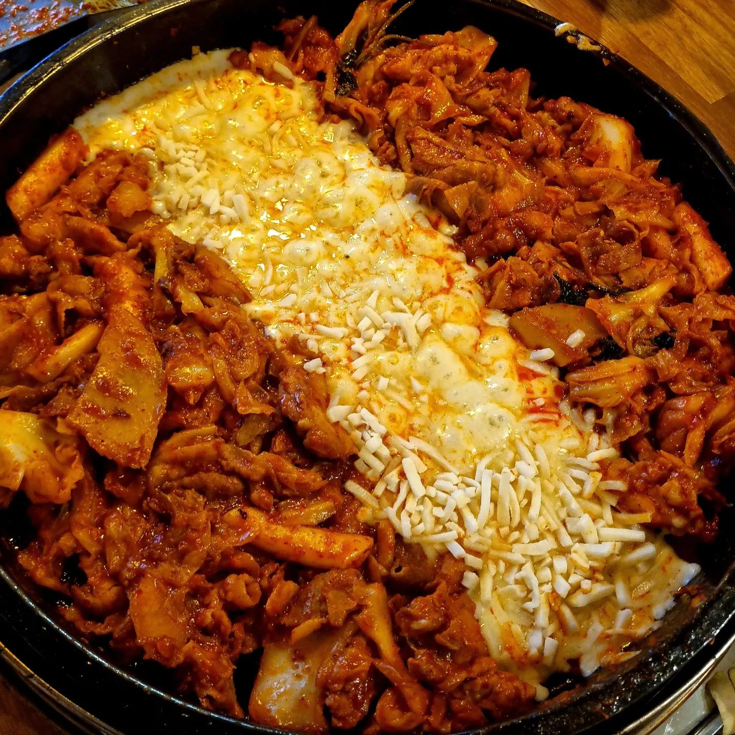 #협찬 #용봉춘천닭갈비 #용봉동맛집 

용봉동 오래 된 닭갈비🐓 맛집❣️
<용봉 춘천닭갈비>에 다녀왔어요👩‍❤️‍👨 

옛날부터 용봉동 맛집으로 유명했던 이곳은 평일 저녁에도 사람들로 바글바글했는데요👏🏻 편안하고 정겨운 분위기의 로컬 맛집이었어요🤗

저희는 [대패 닭갈비(중)]에 [치즈 사리 추가], [볶음밥]을 주문했어요🙆🏻‍♀️ 기본으로 나오는 구수한 된장찌개와 개운하고 깔끔한 콩나물국도 맛있고😋 술안주로 딱인🍶두부김치가 특히 맛있더라구요🥹 

먹음직스러운 닭갈비는 양이 완전 푸짐했는데👍🏻떡, 감자, 양배추, 깻잎, 대패, 닭갈비 등 재료가 듬뿍 들어가있고 간이 막 쎄지 않은데 매콤한 양념이 중독성 있어서 정통 닭갈비를 먹는 느낌이었어요🙊💕 신선하고 탱글한 닭갈비는 넘 부드럽고 고소한 대패에는 양념이 잘 배어있어서 맛있는 제육볶음을 함께 먹는 맛이었어요😋 고소하고 부드러운 치즈에 돌돌 싸먹으면 대존맛❣️ 볶음밥도 최근에 먹은 볶음밥 중에 가장 맛있어서 왜 사람들이 많은지 알겠더라구요🥹💘 볶음밥 강추🌟‼️ 

용봉동에서 맛있고 푸짐하게 즐길 수 있는 밥집, 술집 찾으실 때❕️<용봉 춘천닭갈비> 완전 추천드려요🤗❣️❣️ 

🏠 주 소 : 광주 북구 용봉택지로 85
🕒 매일 17:00~24:00 

#용봉동밥집 #용봉동핫플 #용봉동맛집추천 #용봉동핫플레이스 #용봉동회식 #용봉동고깃집 #용봉동고기집 #용봉지구맛집 #광주맛집 #광주맛집추천 #전철우맛집 #전철우사거리 #전철우사거리맛집 #용봉동 #용봉동데이트 #먹스타 #맛스타그램 #먹스타소통 #먹스타맞팔 #먹팔 #먹팔맞팔 #먹팔해요 #칼맞팔 #선팔하면맞팔 #좋반 #좋아요반사 #좋아요