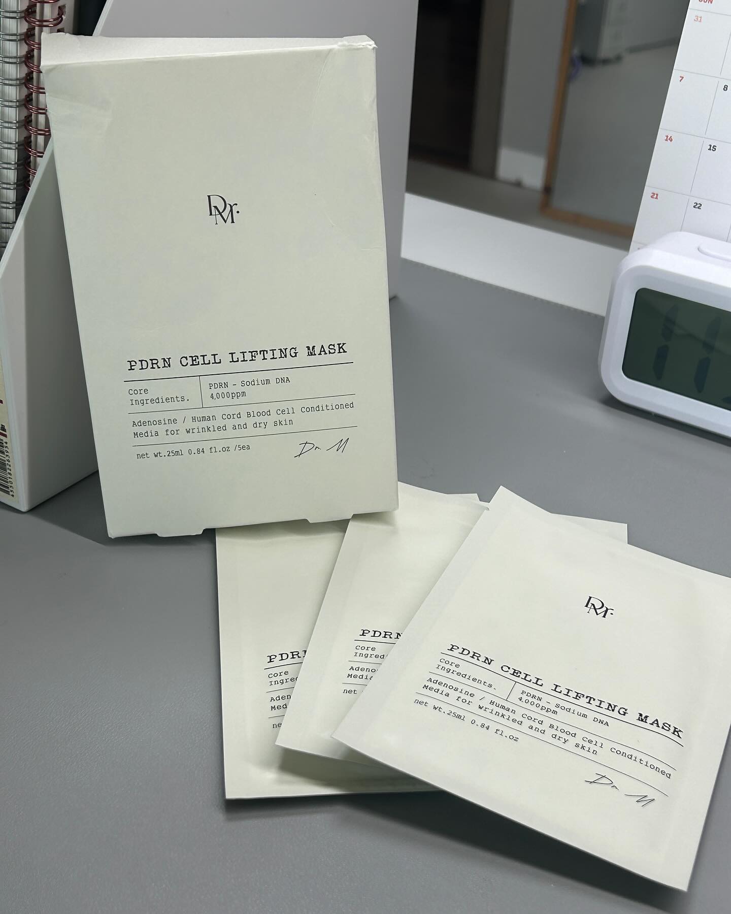 #협찬 닥터엠 PDRN 셀 리프팅 마스크팩​
​
​피부과에 입점된 마스크팩 소개해드려요!
바로 닥터엠 PDRN 셀 리프팅 마스크팩​ 인데요!
​
주름지고 푸석한 피부를 탄력있고 촉촉하게 가꾸어주는
연어DNA와 줄기세포배양액이 들어간 마스크팩이고
​피부 미백에 도움되는 나이아신아마이드가 들어있어 1회만 해도
피부톤이 밝아지는게 바로 느껴집니다!
​
팩안에 든 에센스 양도 많고
확실히 피부과에서 사용하는 마스크팩이다보니
성분도 남다른것 같아요!
재구매해서 꾸준히 사용해보려구요! ㅎㅎ
​
​🏷️자세한 사항은 아래 링크에서 확인해보세요!
🔗https://www.coupang.com/vp/products/7405937362?isAddedCart=
​
#닥터엠마스크팩 #더마코스매틱 #피부과화장품