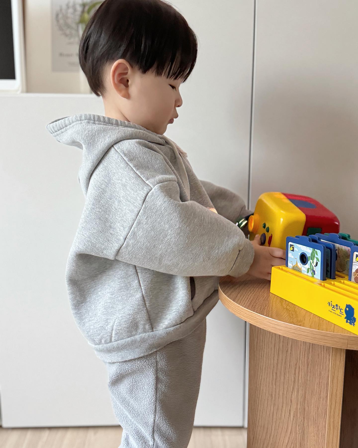 [협찬] 

매일 자기 전 그림자극장은 꼭 보는애 ㅎㅎ
얼집 다녀와서도 하나씩은 보고
자기 전에는 3-4팩도 거뜬 

애착이 좀 많은 아이라 
엄마 옷 베베 꼬아 손가락에 걸고 자는 앤데
이제는 그림자극장만 보다가 쿨쿨 자네용 ㅎㅎ
역시 육아템은 장비빨 
키즈위드는 꼭 들이세유 :)