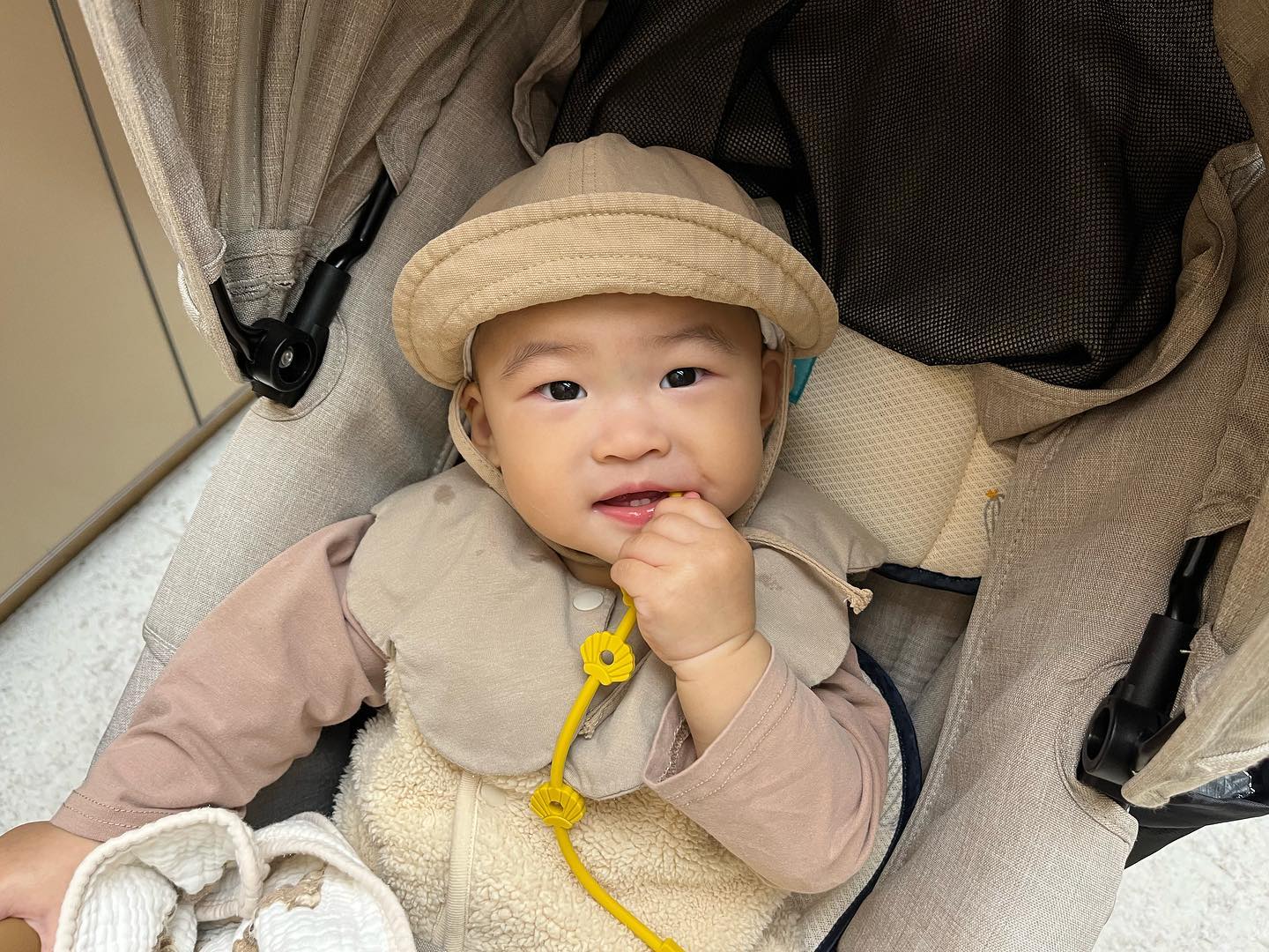 🩵🧡♥️💜💙🖤💛
갈때는 장꾸 - 올때는 야쿠르트 아줌마🤦‍♀️

어제부터 낮잠 도전했는데 , 조금 잠투정 했지만 
처음치곤 아주아주 잘잤다고 ㅎㅎㅎ 

픽업 갈 때마다 - 에너자이저, 남다른 체력, 이런 아기 없었다고 
잘 먹고 적응도 잘해서 이쁨도 남다른게 받는 중🧡

집에서 봄이랑 놀다가 밤잠은 6시부터 아침 6시까지12시간 통잠💤
진짜 효녀가 따로 없네!
