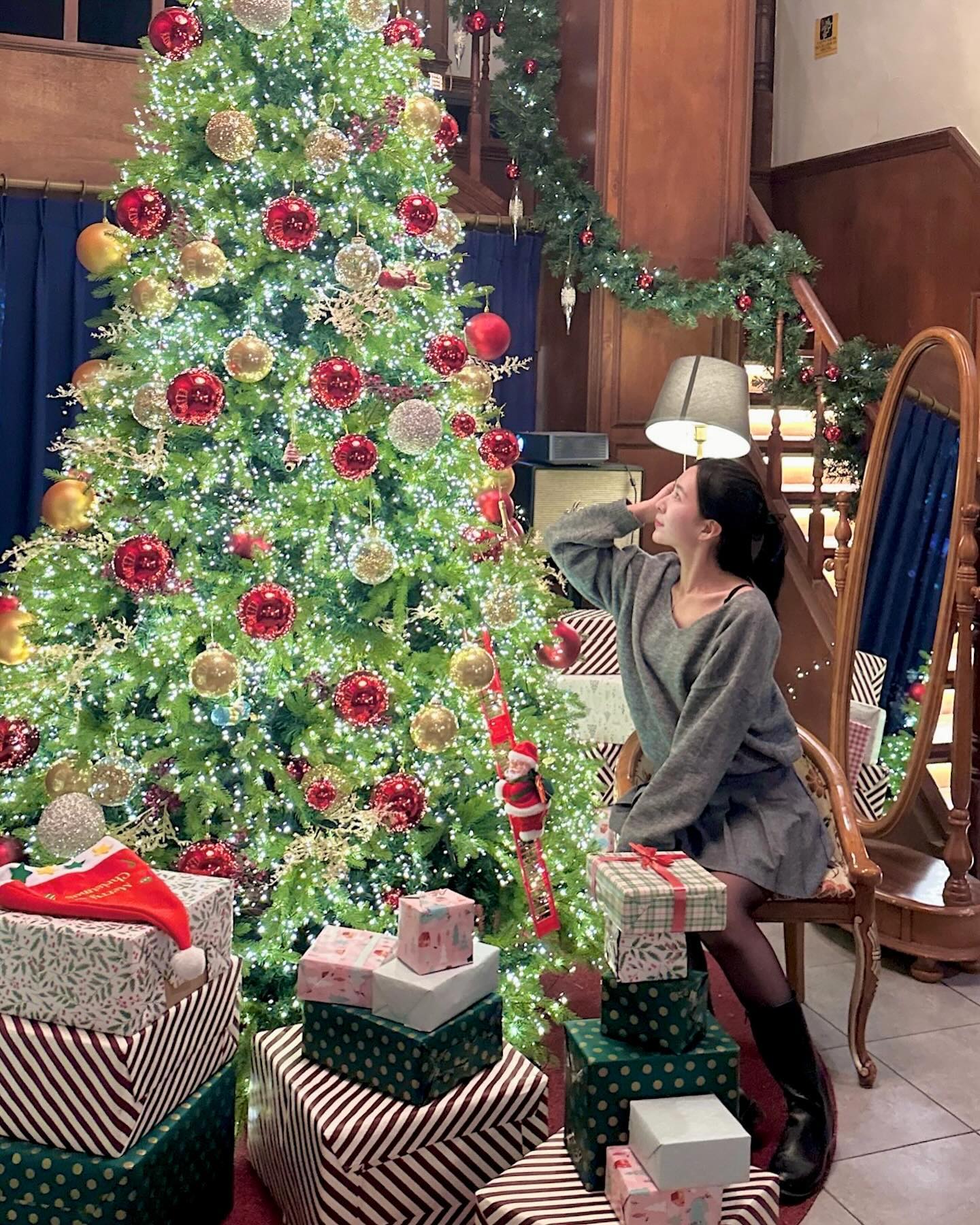 아직 사람들이 잘 모르는 대형 크리스마스트리 카페 🎄🤍

경기도 성남시에 위치한 곳으로
주차장이 따로 마련되어 있어 편하게 다녀왔어요!!

지하로 내려가서 보이는 
비현실적 트리 뷰에 깜짝 놀랬습니다 🫢

사람이 엄청나게 많진 않았어서
빨리 알려지기 전에 호다닥 다녀오세요 ~

🎄 #무궁화파이브 mugunghwafive_official 
🎄운영시간 10:00-22:00 (21:30 라스트오더)
🎄서연역 4번 출구에서 933m / 🚗 주차가능 

@@얼른 저장하고 다녀오자 ~~~! ✨