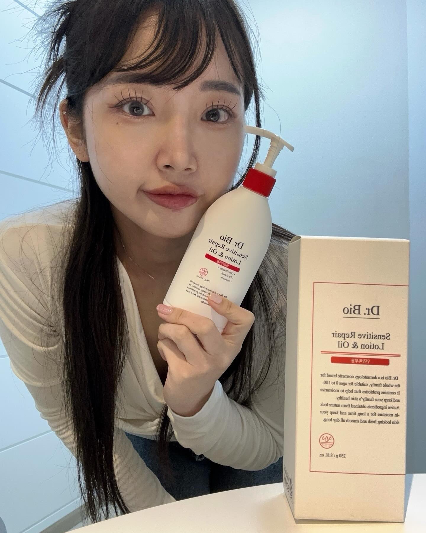 민감한 피부에도 보습 가능한 #닥터바이오 로션&오일!

너무 꾸덕하지도 않고 묽지도 않고 
딱 적당하게 촉촉한 게 일단 좋았어요!

대용량으로 얼굴, 바디 모두 사용 가능한 제품이라
번거로움 없이 한번에 쓸 수 있어서 시간 단축할 수 있는 부분도 장점이였구, 자연유래 성분으로 <유아부터 성인까지> 온가족 사용할 수 있다는 것이 마음에 들었어요!!

피부에 가장 이상적인 PH미산성이라 어떤 피부 타입도 ok,,
예민하고 민감한 피부를 위한 순하게 피부케어할 수 있어 
누구나 사용하셔도 문제없을만큼 착한 제품!!
계절이 바뀔 때 쯤 피부가 예민해지는데
#닥터바이오로션 은 민감한 피부에도 거부감 없어
올해 봄에도 자주 바를 거 같아요🫧🌸