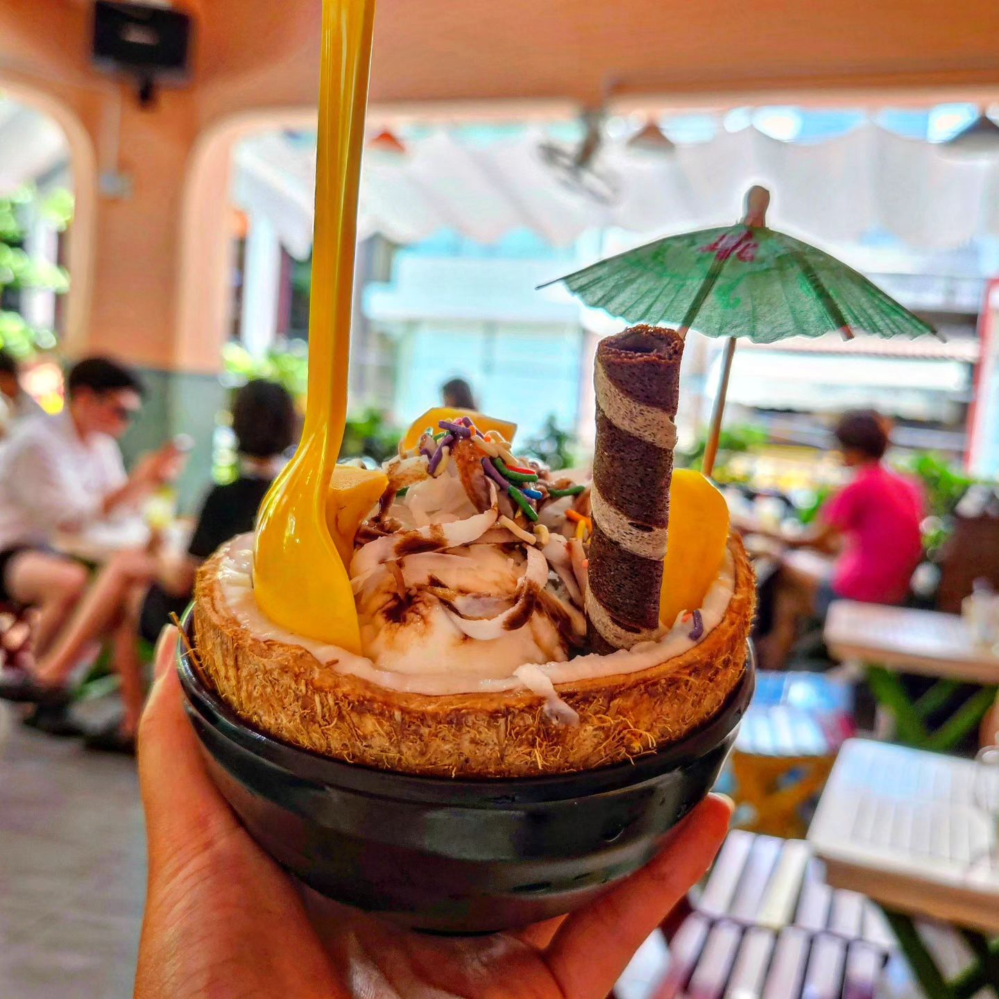 🥭🍈🍉나트랑 카페 중 너무 유명한 《브이프루트》🍍🍇🥥
아보카도 아이스크림이 가장 인기 많아서 테이블마다 다들 드시고 계세요!! 근데 저는 아보카도 맛을 즐기지 않는편이라,,, 코코넛 아이스크림으로 시켜봤는데 대박ㅠㅠ 위에 잘게 썰려진 코코넛 과육도 진짜 너무 맛있더라구요🙊 3층까지 손님들로 꽉꽉 차있을만 했어요😉

📍24 Tô Hiến Thành, Tân Lập, Nha Trang, Khánh Hòa 650000 베트남