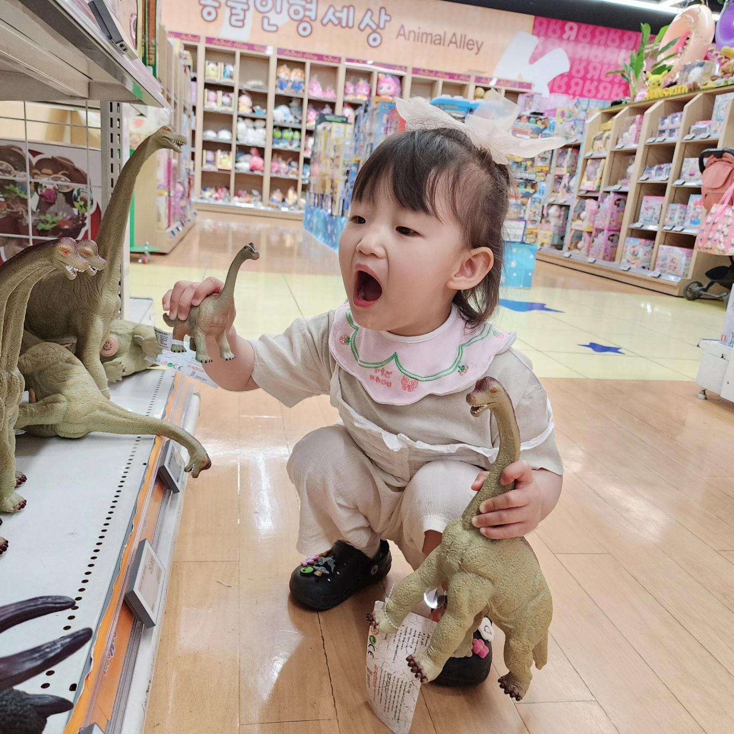 오늘의 하이( ˇ͈ᵕˇ͈ )🤍⁣⁣⁣⁣ +895⁣
하이야 공룡이 무섭지않니...? 𐨛 𐨛 𐨛 𐨛 𐨛 𐨛 𐨛공룡러버 용감하이🦕⁣
⁣⁣
⁣⁣
⁣⁣
⁣⁣
⁣⁣
⁣⁣
⁣
⁣
⁣
⁣
⁣
⁣⁣
#아기스타그램 #아기옷 #아기모델 #육아용품 #육아맘 #아기랑놀기 #baby #cute #아기와갈만한곳 #아기놀이 #수족관 #딸스타그램 #딸바보 #육아 #육아소통 #육아스타그램 #육아템 #맘스타그램 #맘소통 #28개월아기 #30개월아기 #29개월아기 #2살 #3살 #아기방꾸미기 #아기방인테리어 #아기놀이 #일상 #일상스타그램 #김하이 #하이스타그램🤍