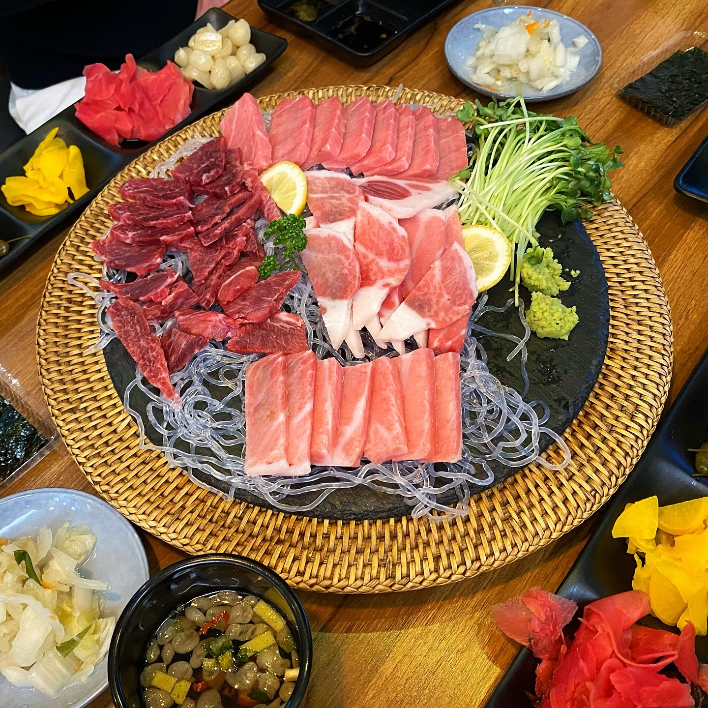 #먹쭈 #옥정동참치집 #참치맛집 

📍경기 양주시 옥정동로5나길 87 1층 101호 #우리동네참치정육점 

원래 다니던 참치집이 없어져서 검색하다가 발견한 #우리동네참치정육점양주옥정 
가게는 1층 전체로 깔끔한 분위기에 참치집으로 가족 외식하기에 좋아요

메뉴는 1~2인용 커플세트, 3~4인용 패밀리세트도 있고 프리미엄 혼마구로세트까지 다양하게 있어서 인원수에 맞춰서 시켜 먹기에 좋아요
참다랑어 특수부위, 뱃살 등 원하는 부위를 원하는 만큼 100g 단위로 추가 주문할 수 있어 먹다가 모자라면 추가로 해서 먹으면 딱이에요

참치 상태도 신선하고 가성비도 좋으며 참치 부위별 설명을 해줘서 좋았고
사이드 메뉴도 있어 추가 주문해 먹기에 좋아요
#옥정참치집 #옥정맛집 다음에 #참치 생각날 때 꼭 다시 방문할 것 같아요