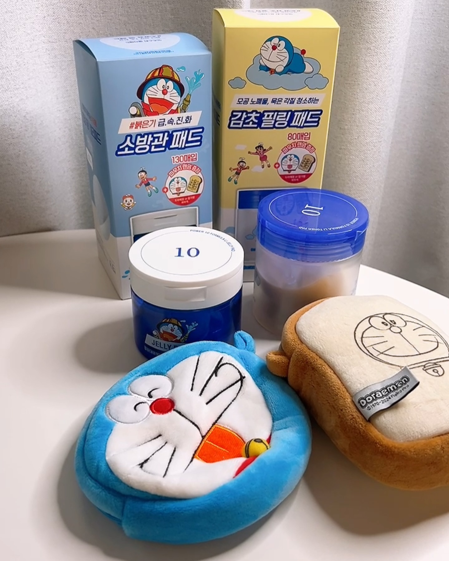 #협찬  초깜직한 도라에몽에디션!
더운여름 급속진정템으로 나온 
잇츠스킨 소방관젤리패드와 감초필링패드
2가지를 구매하면 100% 제공으로 도라에몽 파우치까지 겟!👏🏻

잇츠스킨 도라에몽에디션 7/1~7/10 무신사 프로모션으로 할인가로 만나보실 수 있어요.

소방관패드는 피부에 올려놓으면 10분안에
피부 열감이 싹 내려가더라구요.
토너패드는 피부결을 매끈하게 만들어줘서
탕후루 스킨패드라도 불리기도 하는데요,
진짜 촉감이 부들부들하고 닦토에 딱인 감초필링패드! 이거 2개 같이 쓰면 여름에 피부진정 최고임다
잇츠스킨 제품과 귀여운 도라에몽도 겟하세요🩵😊

#제품제공 #잇츠스킨 #소방관젤리패드 #붉은기급속진화 #소방관팩패드 #잇츠스킨소방관젤리패드 #감초필링패드 #매끈탕후루스킨 #잇츠스킨감초필링패드 #무신사