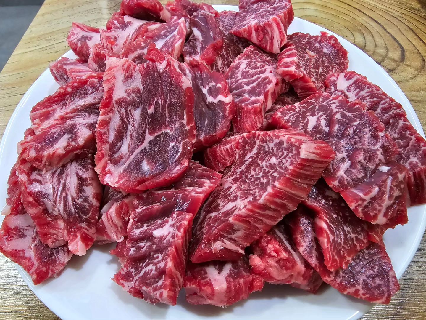 힘이 없을때는
소고기 앞으로 ^^

우울할때도
고기 앞으로.

고기의 묘한 매력?

고기가 정답^^

한우는 역시 👍 

치마살, 늑간살(갈비살)

여기 한우는
녹는다.

맛 좋고 기분 전환 완료.

기분이 그를 때는
소고기 많이 먹고
그냥 많이 자요.

감사합니다.
고맙습니다.
행복하세요.

#소고기
#한우
#창원소고기
#창원한우
#진해소고기
#진해한우
#치마살
#늑간살
#갈비살
#기분전환메뉴
#고기
#진해한우전문
#진해소고기전문
#소고기녹는다
#한우최고
#소고기최고
#런닝맨촬영식당
#tv방영맛집
#연예인방문맛집
#마당있는집
#진해유명맛집