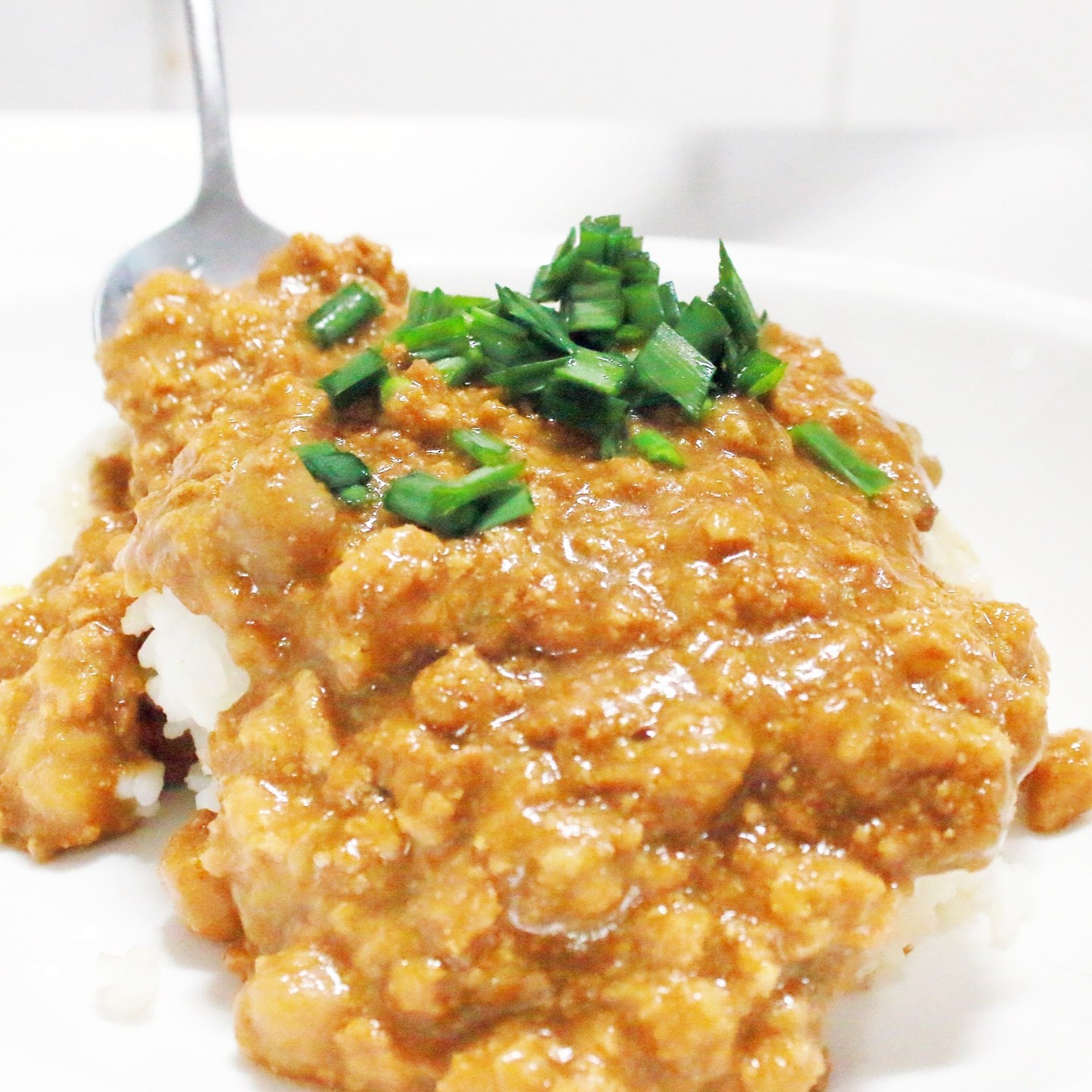 💪 짐키친 프로틴 카레 후기 🍛
다이어트 중에도 맛있는 한 끼를 포기할 수 없다면?
고단백 + 저칼로리로 완벽한 짐키친 프로틴 카레를 소개합니다! 😍

🍗 한 팩에 단백질 22g!
이 카레는 단백질 22g이 들어있어 닭가슴살 100g에 해당하는 고단백 간편식이에요.
특히 병아리콩이 듬뿍 들어 있어 식감과 영양 모두를 챙길 수 있답니다.
닭고기는 부드럽고 병아리콩은 고소하면서 씹는 재미까지 더해줘요.
맛있는 카레를 먹으면서 근육 합성과 식이섬유 섭취까지 한 번에 해결할 수 있다니, 정말 만족스러웠어요!

🍴 간편한 조리, 상온 보관 가능!
조리법도 간단해요.
포장된 카레를 전자레인지에 1분 30초 돌리기만 하면 끝!
설거지할 필요도 없고, 시간이 부족한 아침이나 바쁜 출근길에도 빠르게 한 끼를 준비할 수 있어요.
또한, 상온에서 1년간 보관 가능하기 때문에 냉장고가 작아도 문제없어요.
집에 쟁여놓고 언제든 먹고 싶을 때 간편하게 꺼내 먹을 수 있답니다.

🍛 꾸덕한 키마카레의 진한 맛
짐키친 프로틴 카레는 물기가 많은 일반 카레와는 다르게
꾸덕한 텍스처와 풍부한 재료로 묵직하고 진한 맛을 자랑해요.
닭고기와 병아리콩이 듬뿍 들어있어 한입 가득 떠먹을 때마다
쫀득쫀득한 식감과 고소한 풍미가 퍼지는 게 정말 매력적이었답니다.
이 카레만으로도 충분히 맛있지만, 밥과 함께 슥슥 비벼 먹으면
더 맛있고 든든하게 즐길 수 있어요.

💡 이렇게 먹으면 더 맛있어요!
✔ 밥 위에 카레를 올리고 병아리콩과 닭고기를 골고루 섞어 먹기
✔ 얇게 썬 양파를 살짝 구워 추가하면 풍미가 더 좋아져요
✔ 김치나 샐러드 같은 가벼운 반찬과 함께 곁들여도 찰떡궁합!

💡 짐키친 프로틴 카레는 이런 분들께 추천합니다!
✔️ 다이어트 중 맛과 영양을 모두 챙기고 싶은 분
✔️ 고단백 식단을 간편하게 준비하고 싶은 분
✔️ 운동 후 근손실 방지를 위한 든든한 한 끼가 필요한 분
✔️ 바쁜 일상 속 간단한 조리로 한 끼를 해결하고 싶은 분

진한 카레의 풍미와 고단백 영양을 한 번에!
짐키친 프로틴 카레로 더 이상 다이어트가 힘들지 않아요.
오늘부터 맛있고 건강한 식단을 시작해보세요! 💪🍛

 #프로틴유#gymkitchen#짐키친#프로틴카레#단백질카레#고단백카레#식단카레
#짐키친프로틴카레 #고단백 #단백질카레 #다이어트식단 #저칼로리
#간편식 #헬스간식 #병아리콩카레 #키마카레 #운동후식단