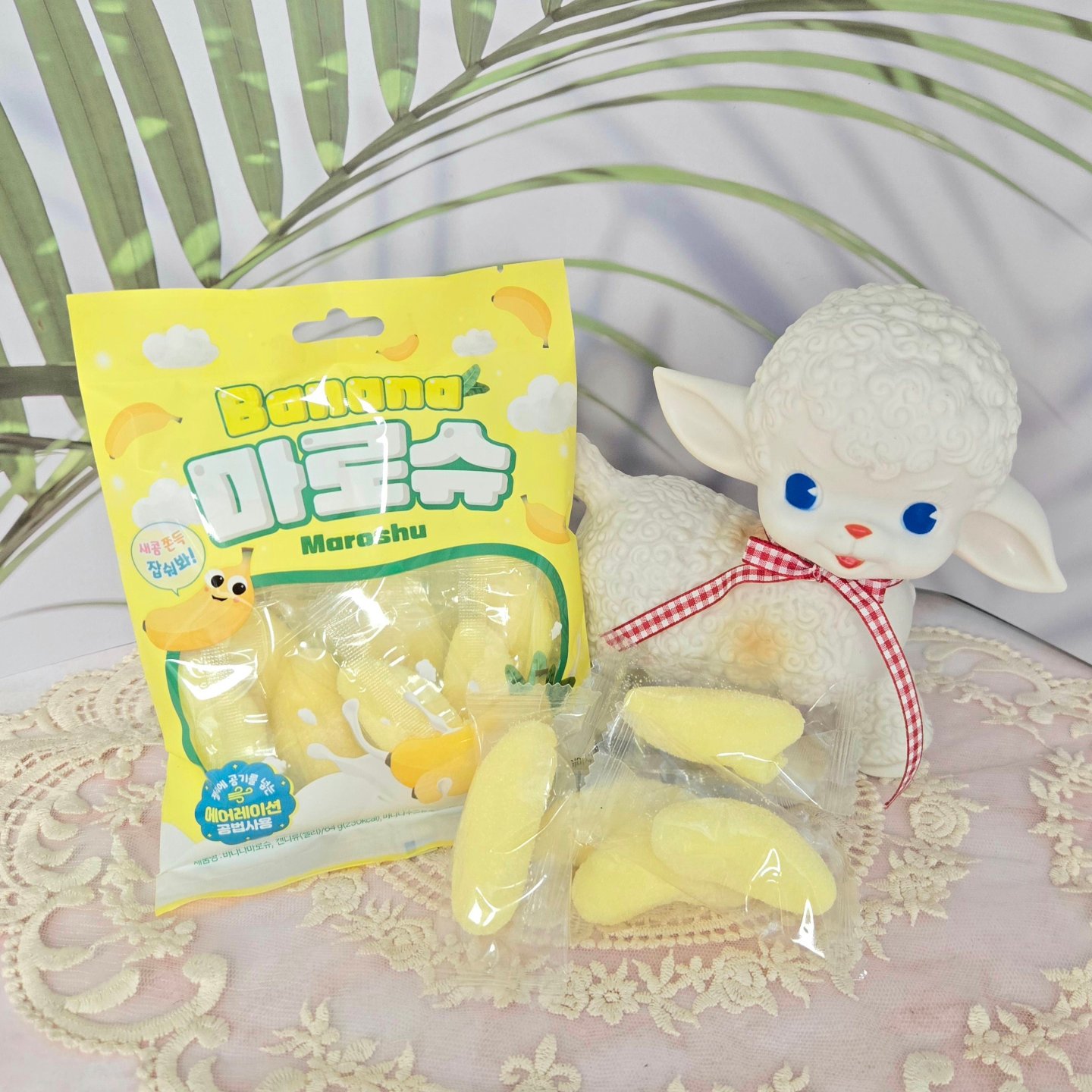 #할인구매 sweetjoy_.official #바나나젤리 #편의점젤리

탁구 선수 신유빈도 즐겨먹는 바나나를
귀엽게 구연한 젤리 바나나마로슈는
국내 출시된 젤리 중 가장 부드러운 
마시멜로우 식감의 젤리에요~^-^

편의점과 마트 등 에서 판매되고 있고
퀄리티와 안전성을 인정받은 제품으로
젤리에 공기를 넣어 더욱 푹신하고
부드러운식감으로 즐길 수 있어요~

쿠키에 올려 전자렌지에 5초 돌려
녹이면 스모어 쿠키 처럼 먹을수있고
요거트아이스크림에 토핑으로도
좋은 바나나마로슈에요~^-^

#과일젤리 #화장품 #취미 #과일젤리 #편의점신상 #리뷰가수익이되는곳 #스모어 #향수 #rement #N잡러 #pandora #공팔리터 #마시멜로우